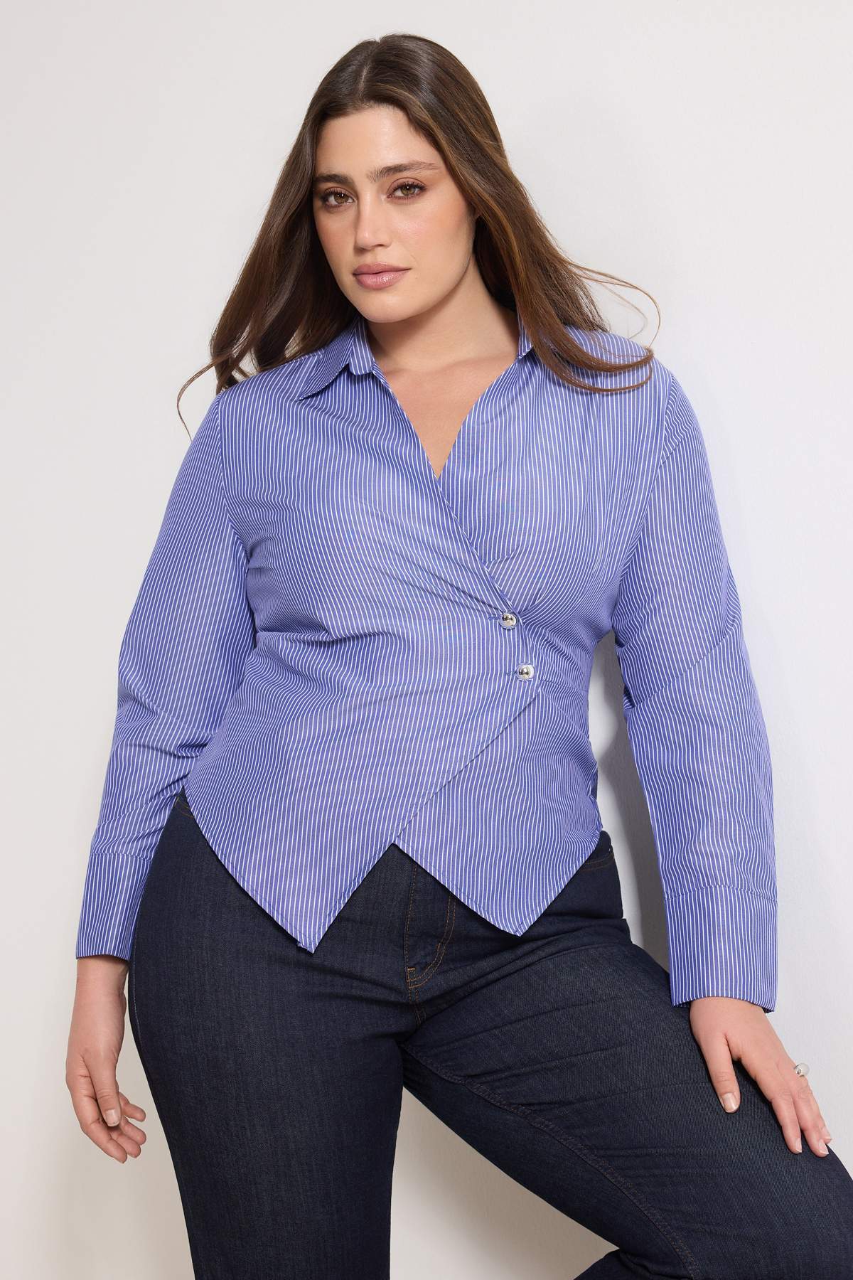 Trendyol Curve Marineblau gestreiftes, gewebtes Hemd in Übergröße mit silbern...