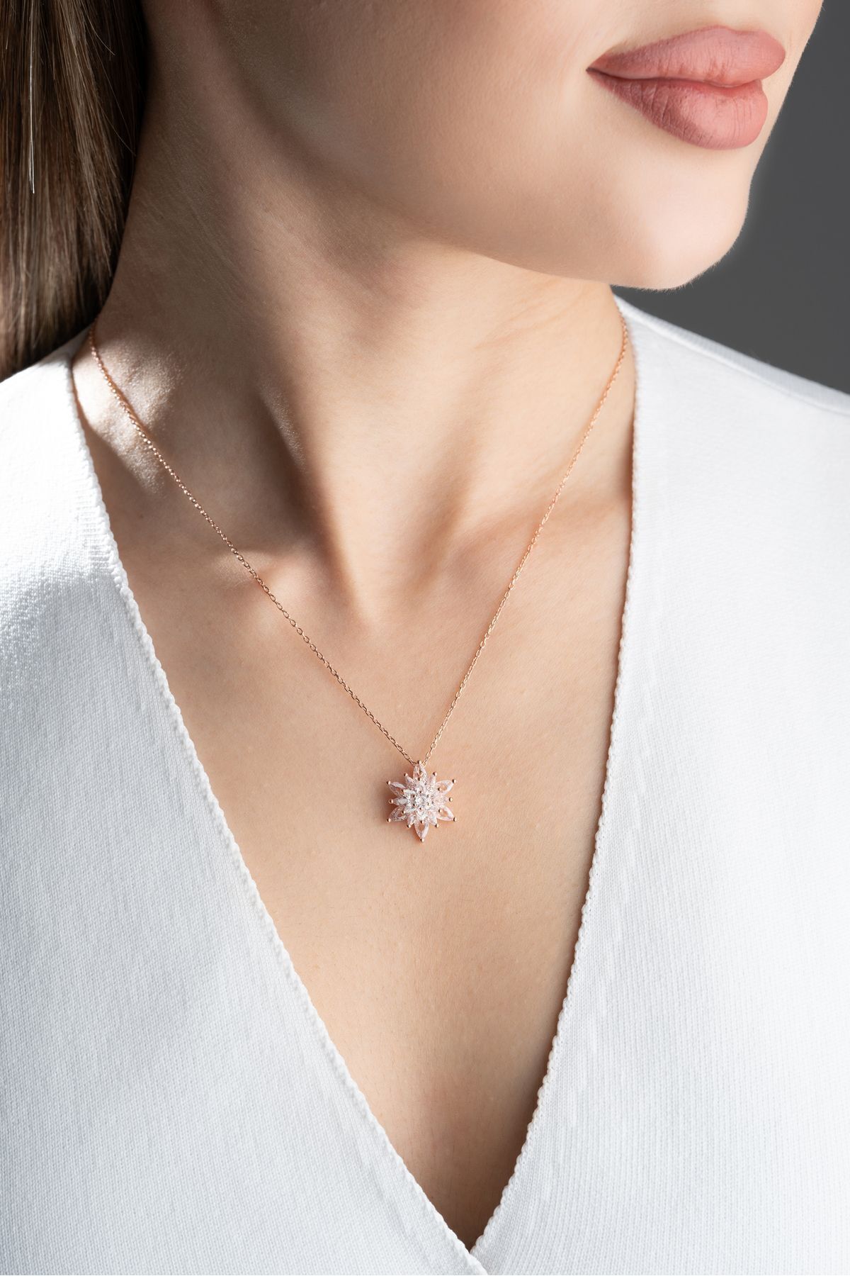 Silvano Jewelry 925 Ayar Gümüş Işıklı Kutuda Buzlu Beyaz Lotus Çiçeği Kolye görsel 3