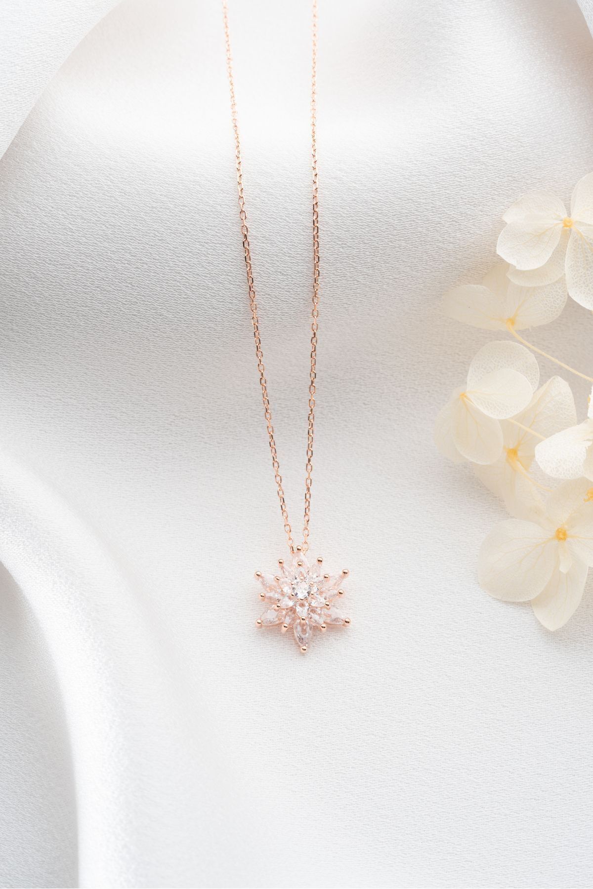 Silvano Jewelry 925 Ayar Gümüş Işıklı Kutuda Buzlu Beyaz Lotus Çiçeği Kolye görsel 4