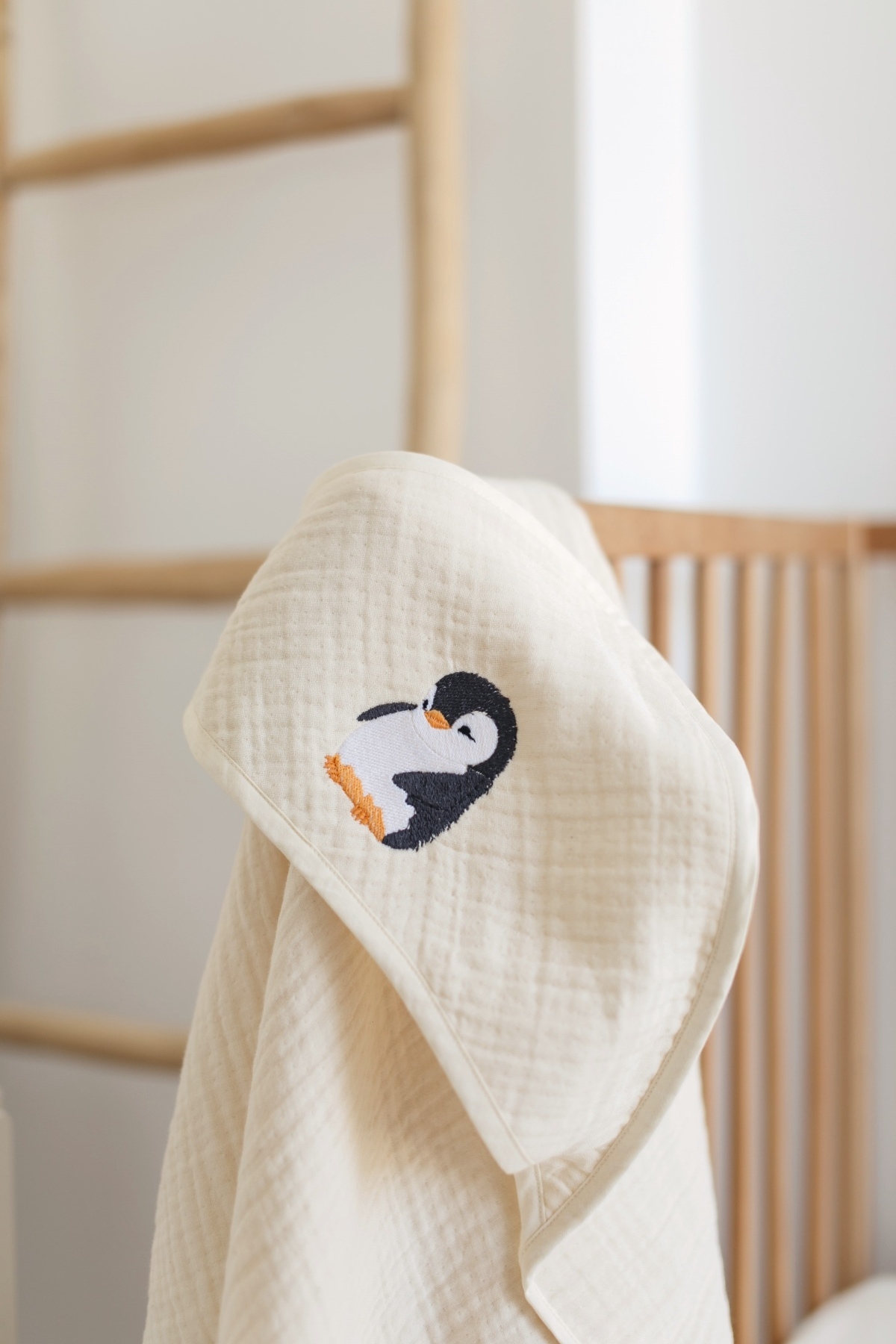 Bedeca %100 Organik Pamuk 4 Katlı Müslin Kundak – Penguen Nakışlı Bebek Çocuk 90x90cm Müslin Bornoz Havlu fotoğrafı 5 (önizleme)