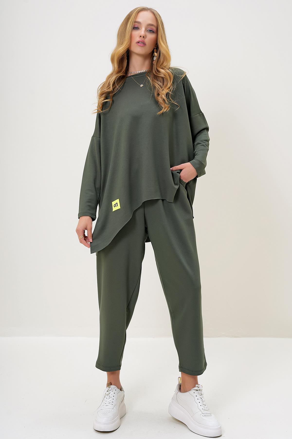 Trend Alaçatı Stili Zestaw: khaki bluza oversize z asymetrycznym krojem i okr...