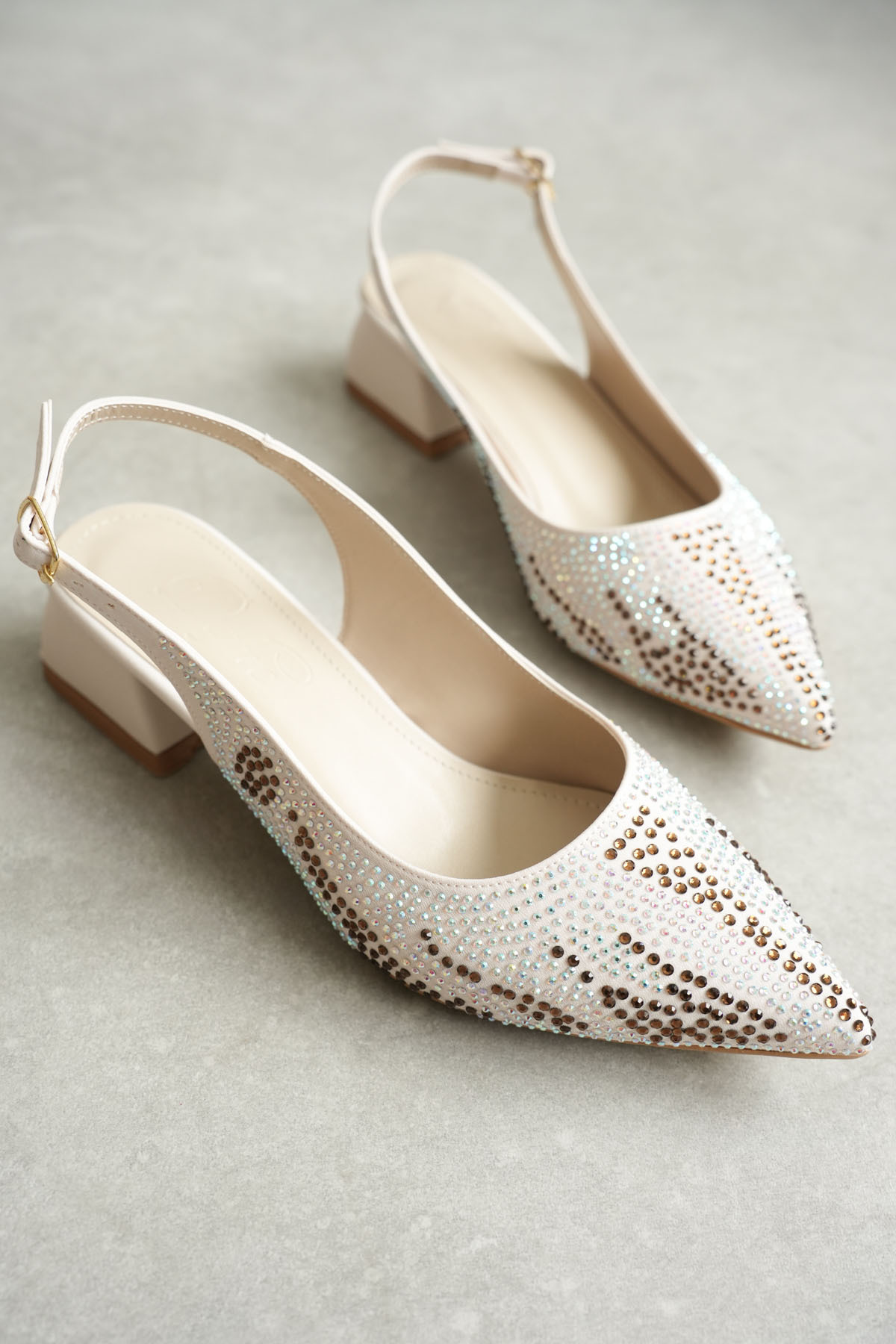 Women's Flat Shoes with Stones Special and Suitable for Daily Use