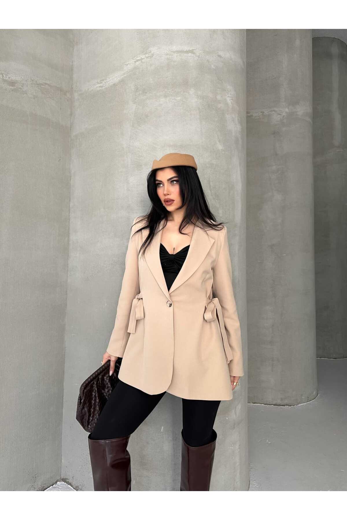 Blazer ceket Yanlarda bağlama/ip detayları Modern ve şık