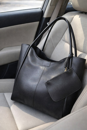 TALKAN Kadın Siyah Geniş İç Hacimli Kartlık Charmlı Omuz Çantası