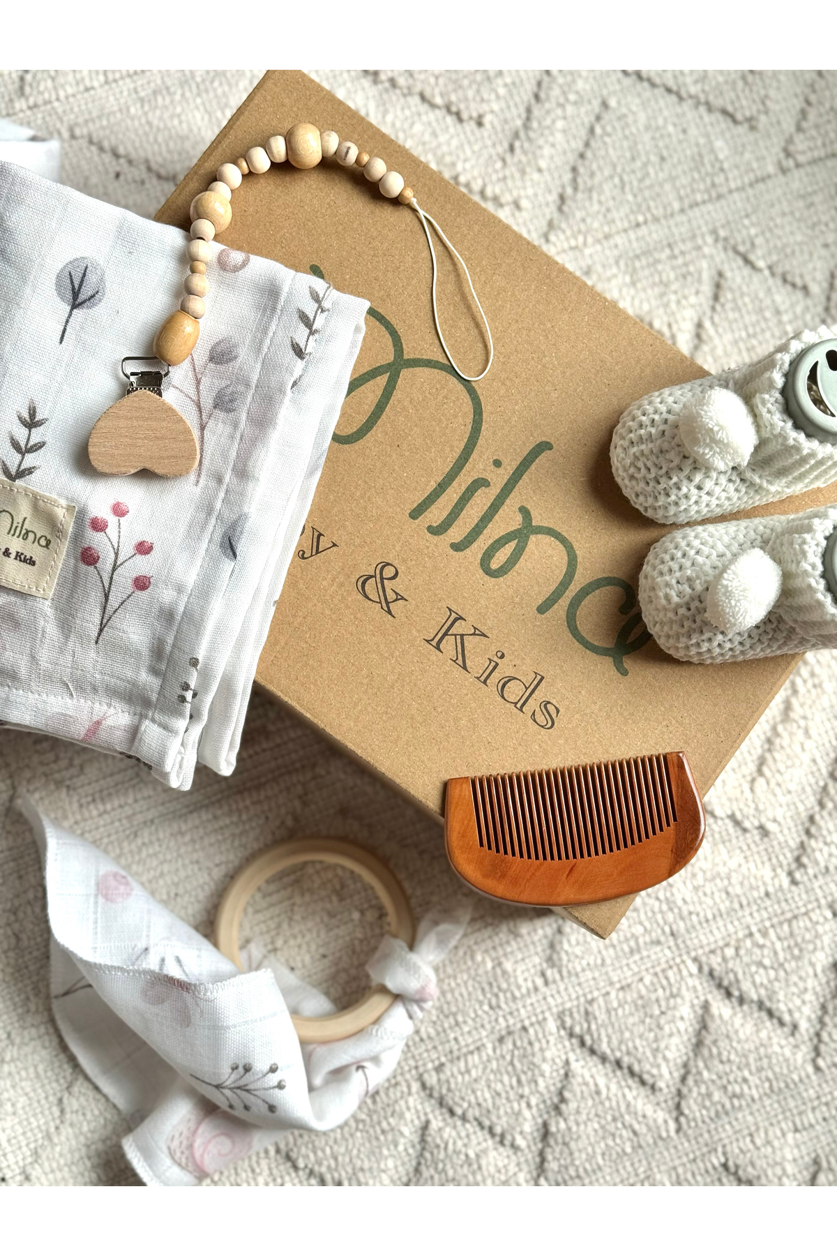 MİLNA BABY&KİDS Müslin Hosgeldin Bebek Seti Yenidogan Bebek Seti Pudra Müslin Emzik Askısı Patik Tarak fotoğrafı 3 (önizleme)