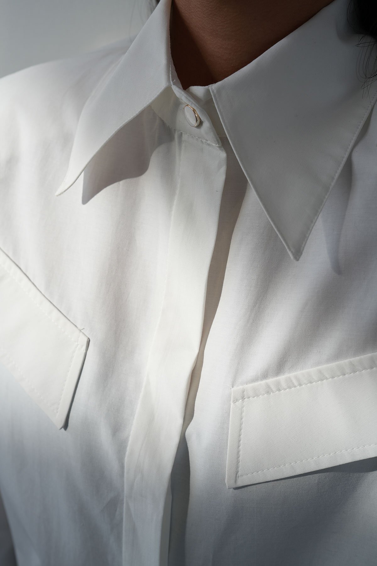 Özge Özgenç  Omuzu Vatkalı Gizli Düğmeli Gömlek - Görsel 2