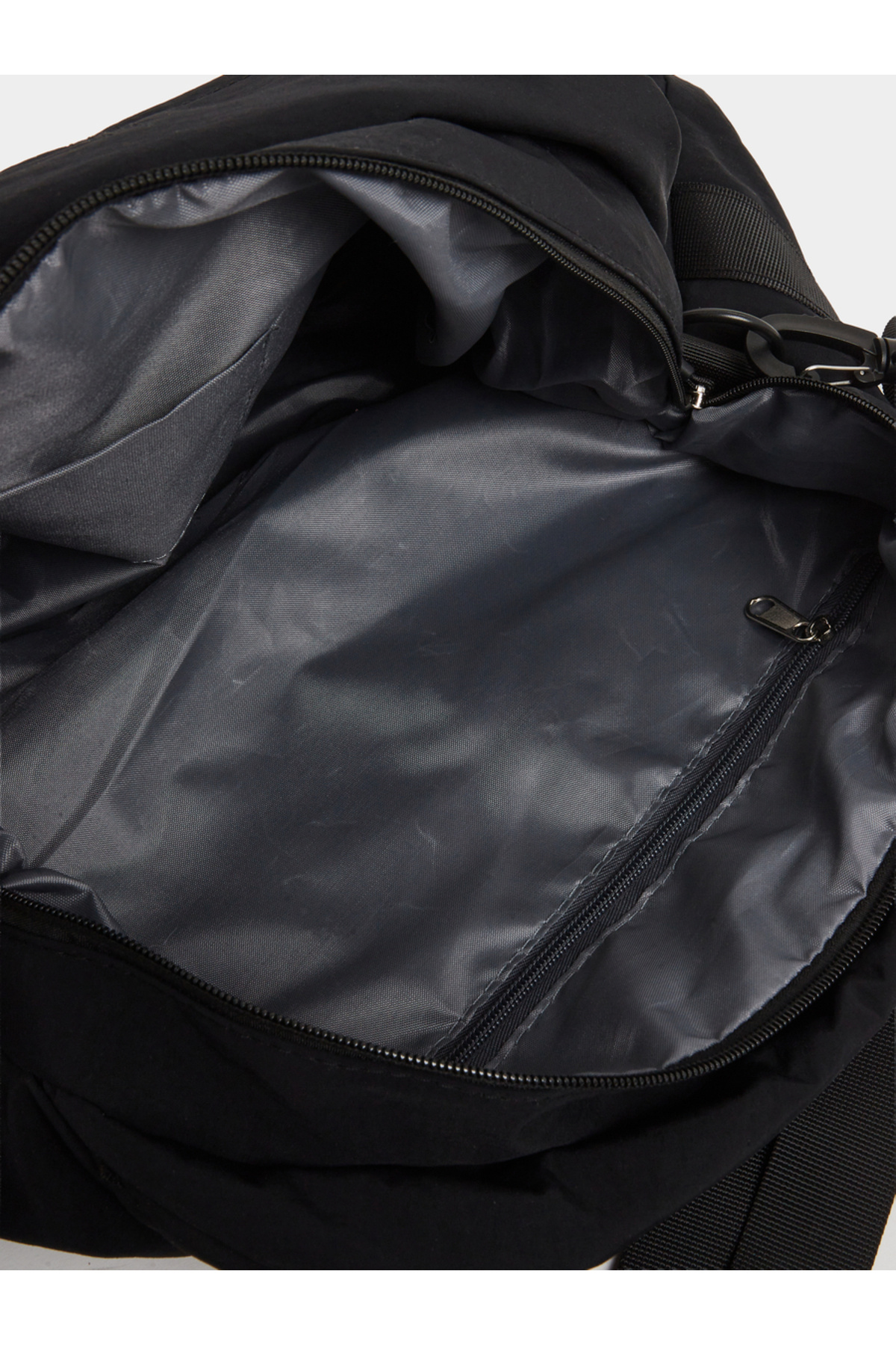 حقيبة رياضية سوداء مزودة بحزام كتف