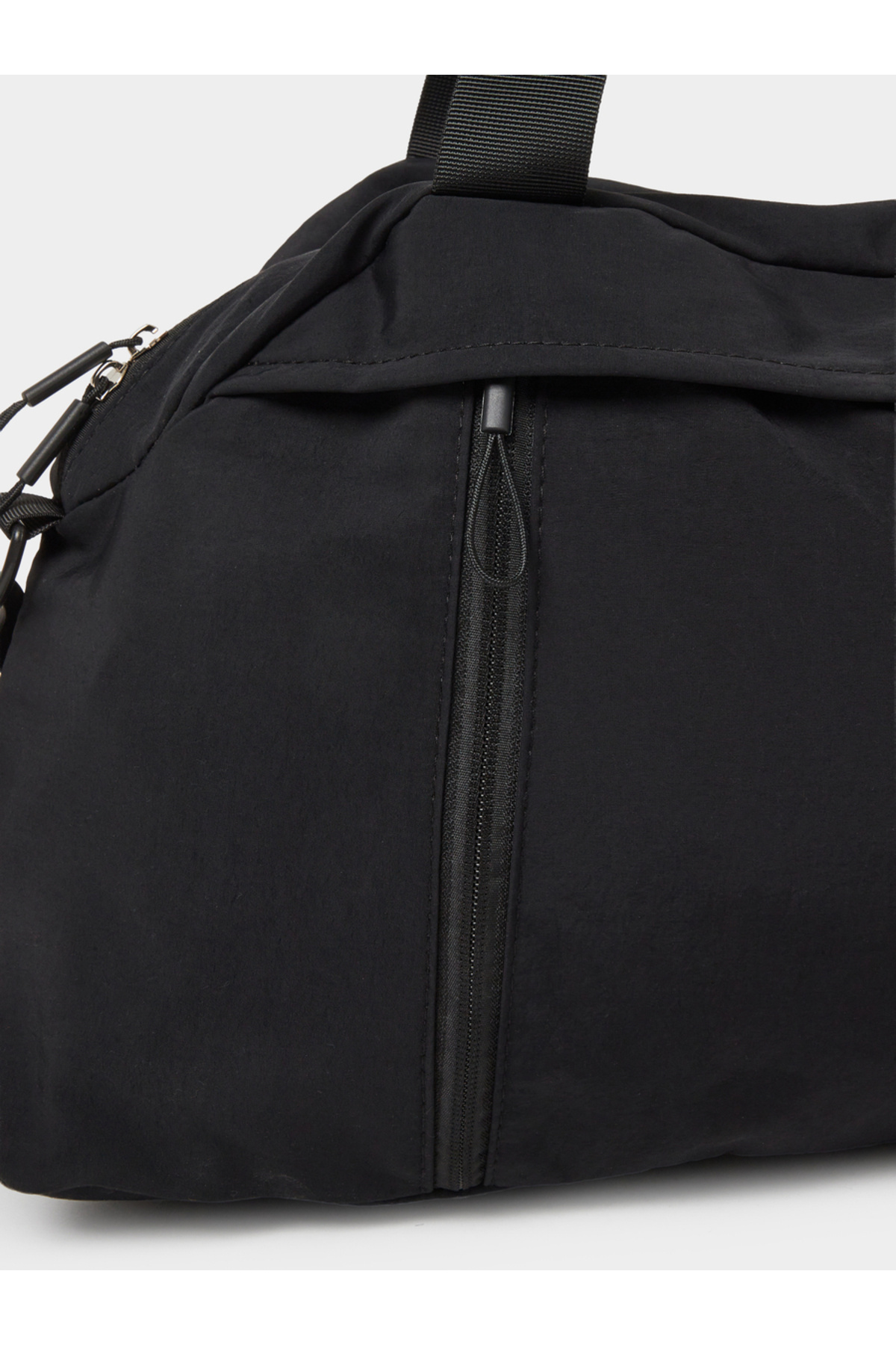 حقيبة رياضية سوداء مزودة بحزام كتف