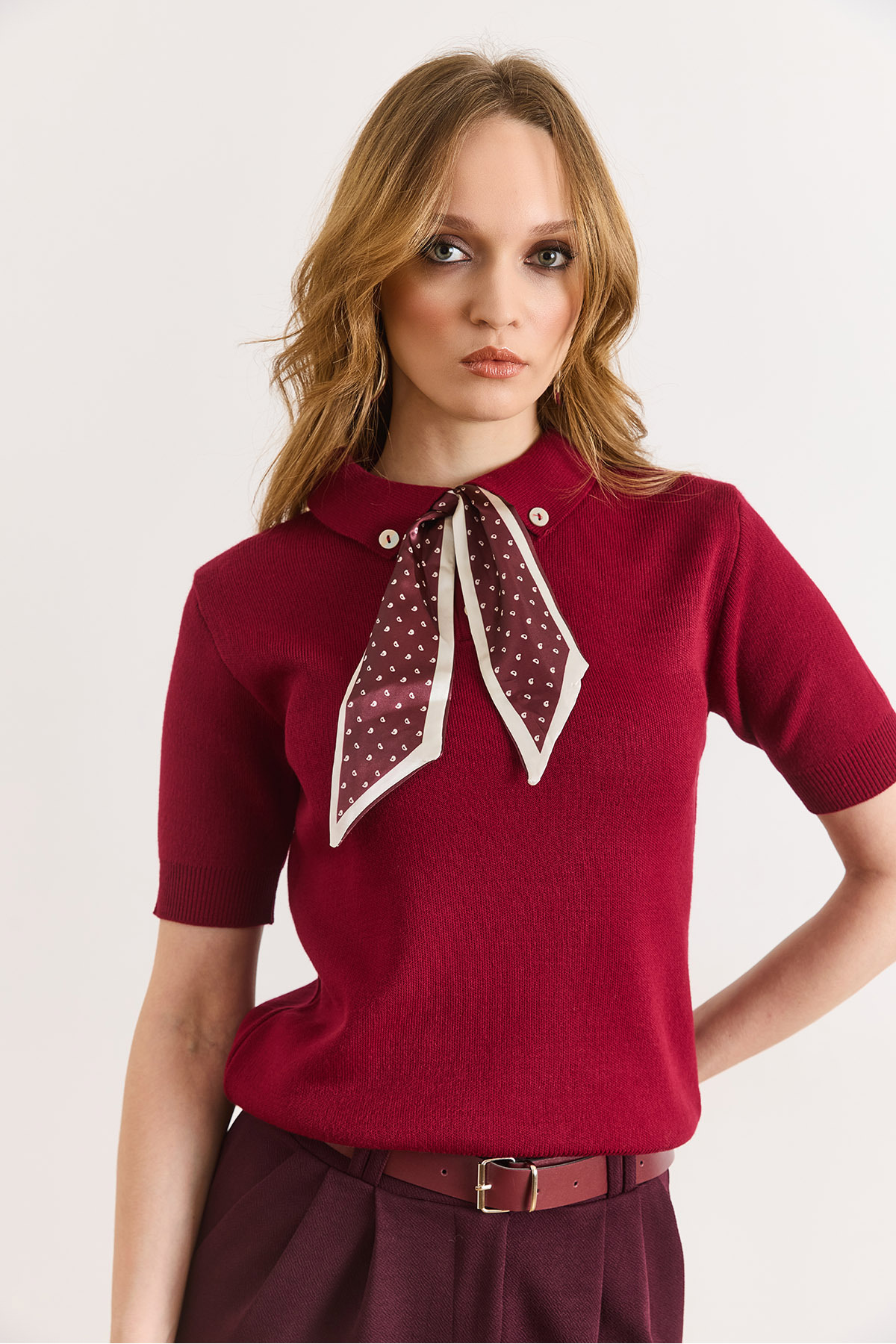 Olalook  Kadın Bordo Fular Detaylı Polo Yaka Kısa Kol Triko Kazak KZK-19001142 - Görsel 4