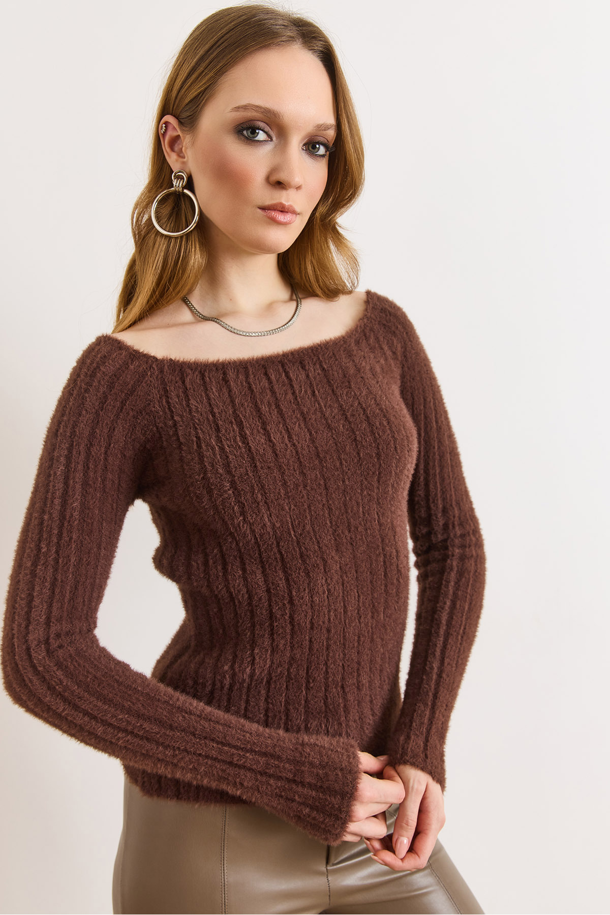 ژاکت بافتنی زنانه یقه کارمن بافت نرم رنگ قهوه‌ای KZK-19001149