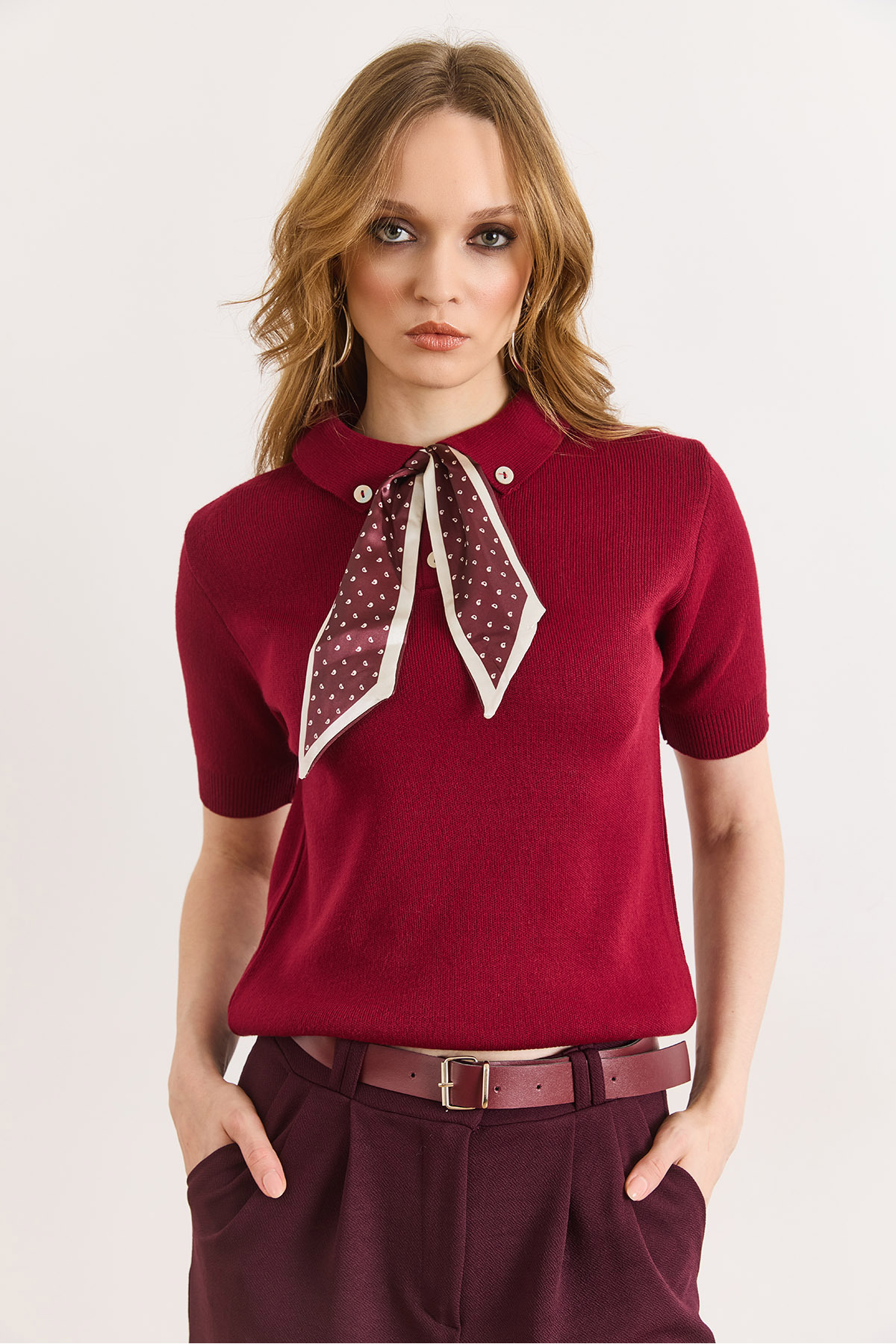 Olalook  Kadın Bordo Fular Detaylı Polo Yaka Kısa Kol Triko Kazak KZK-19001142 - Görsel 2