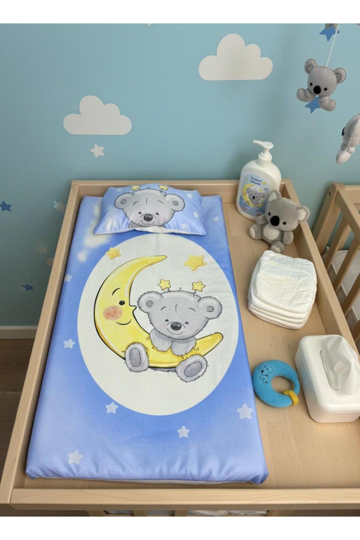 Lumos Trade Unisex Bebek Yumuşak Dokulu Desenli Yastıklı Alt Açma Seti - Bakım Örtüsü 2 Parça Set 45x65 cm KOALA fotoğrafı 2 (önizleme)