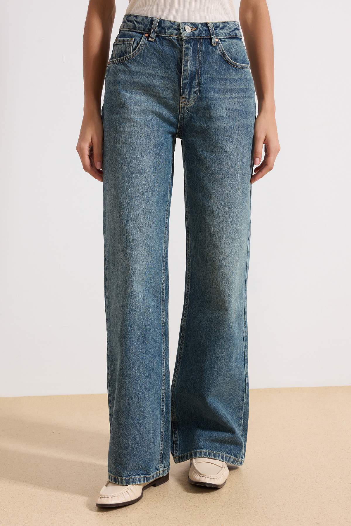 Trendyolmilla  Mavi Soluk Efekt Vintage Yüksek Bel Wide Leg Geniş Paça %100 Pamuk Non-Stretch Jeans TWOAW24JE00089 - Görsel 6