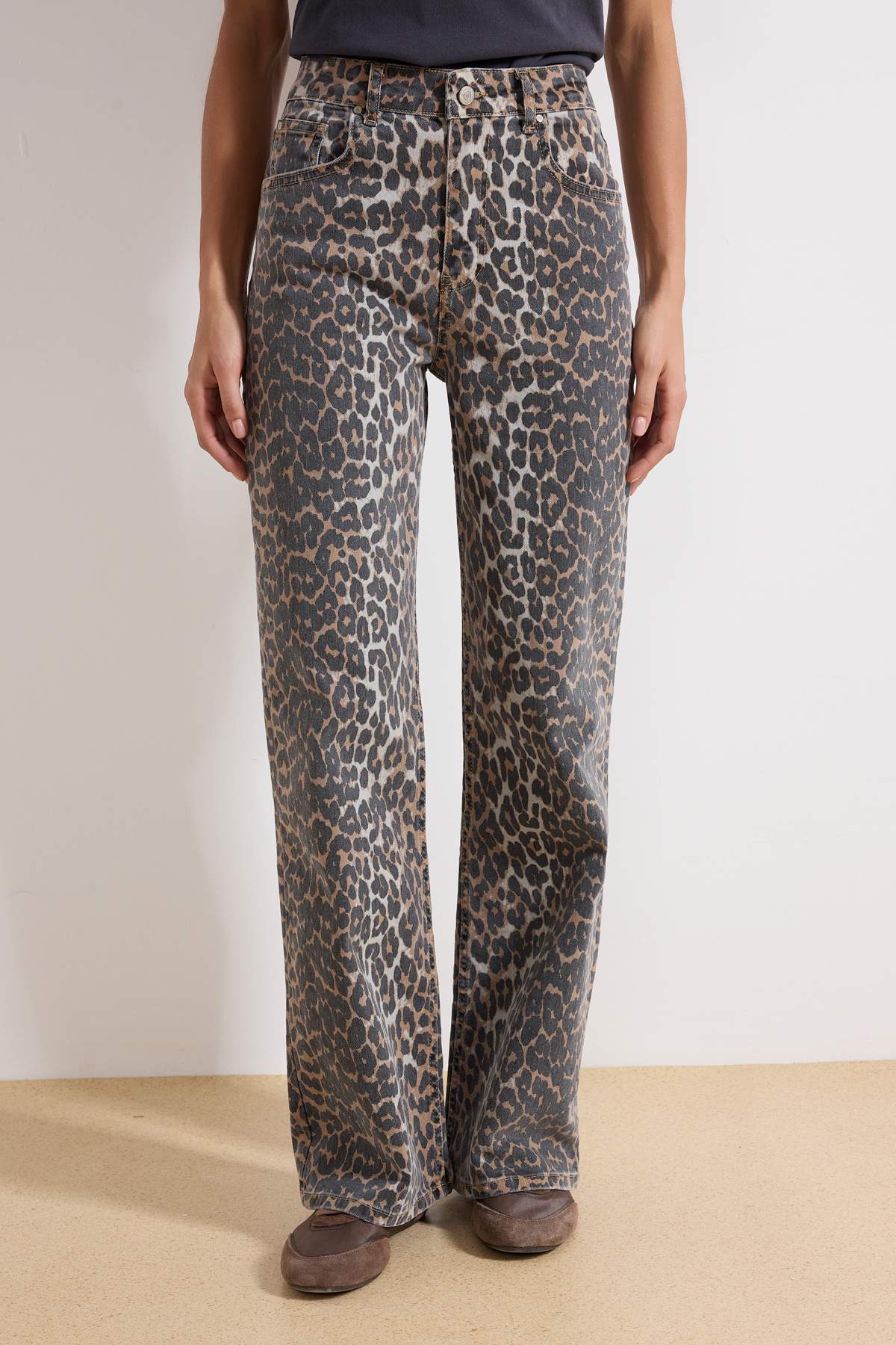 Trendyolmilla  Çok Renkli Leopar Desenli Kahverengi Yüksek Bel Orta Esnek Wide Leg Jeans TWOAW25JE00309 - Görsel 3