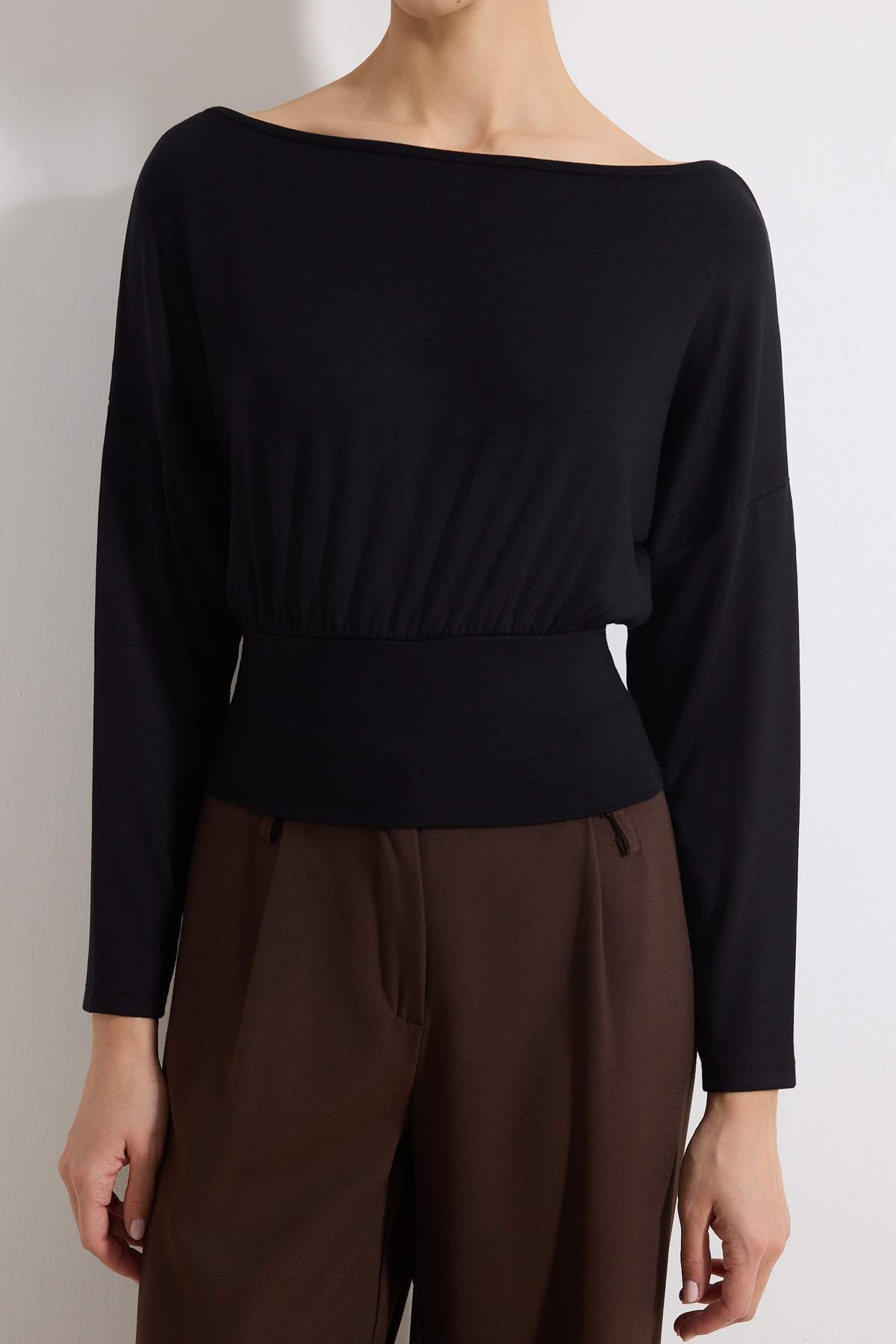 Trendyolmilla  Siyah Fitted/Vücuda Oturan Kayık Yaka Uzun Kollu Yumuşak Örme Bluz TWOSS26BZ00344 - Görsel 3