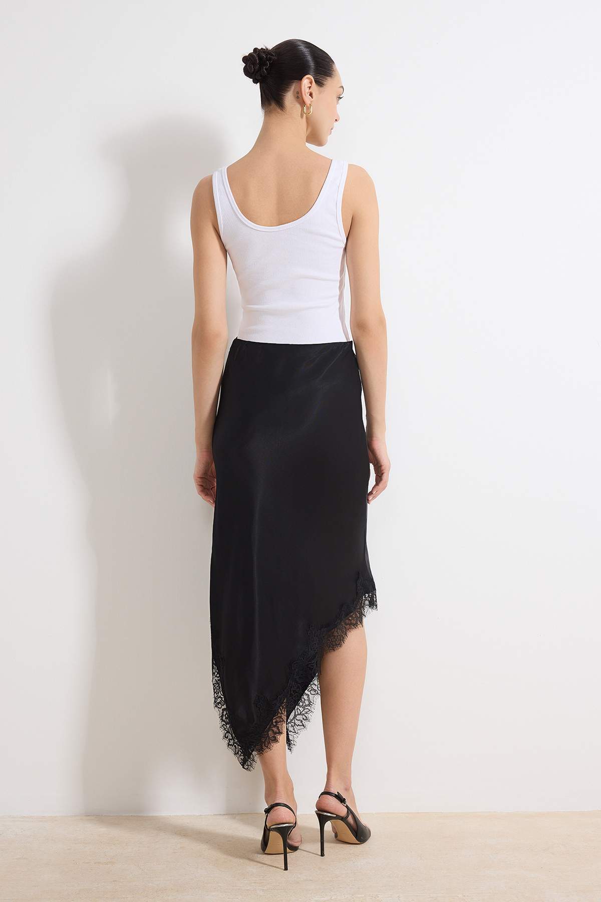 Trendyolmilla  Siyah Asimetrik Kesim Dantel Detaylı Dokuma Saten Midi Etek TWOSS26ET00030 - Görsel 4