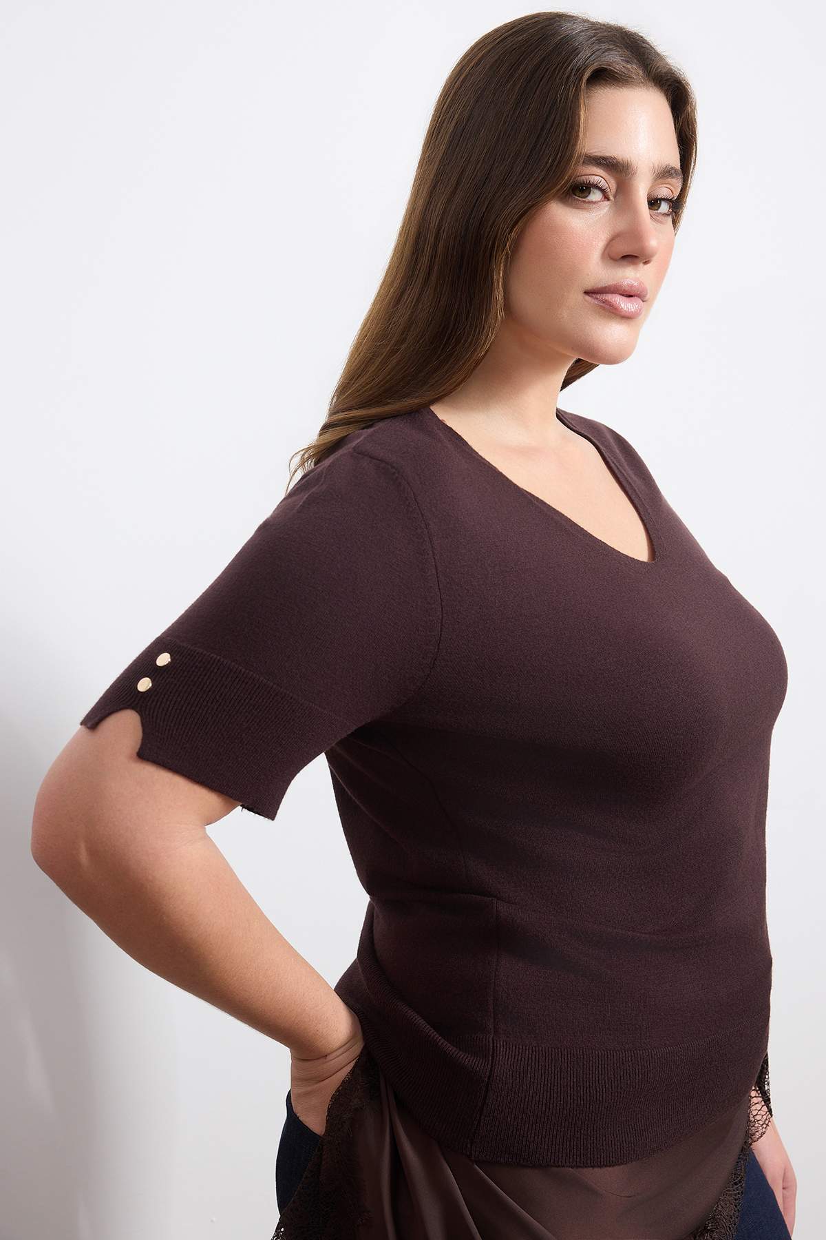 Trendyolmilla Curve Wardrobe Essentials Kahverengi V Yaka Basic Triko Bluz TBBSS26AF00017