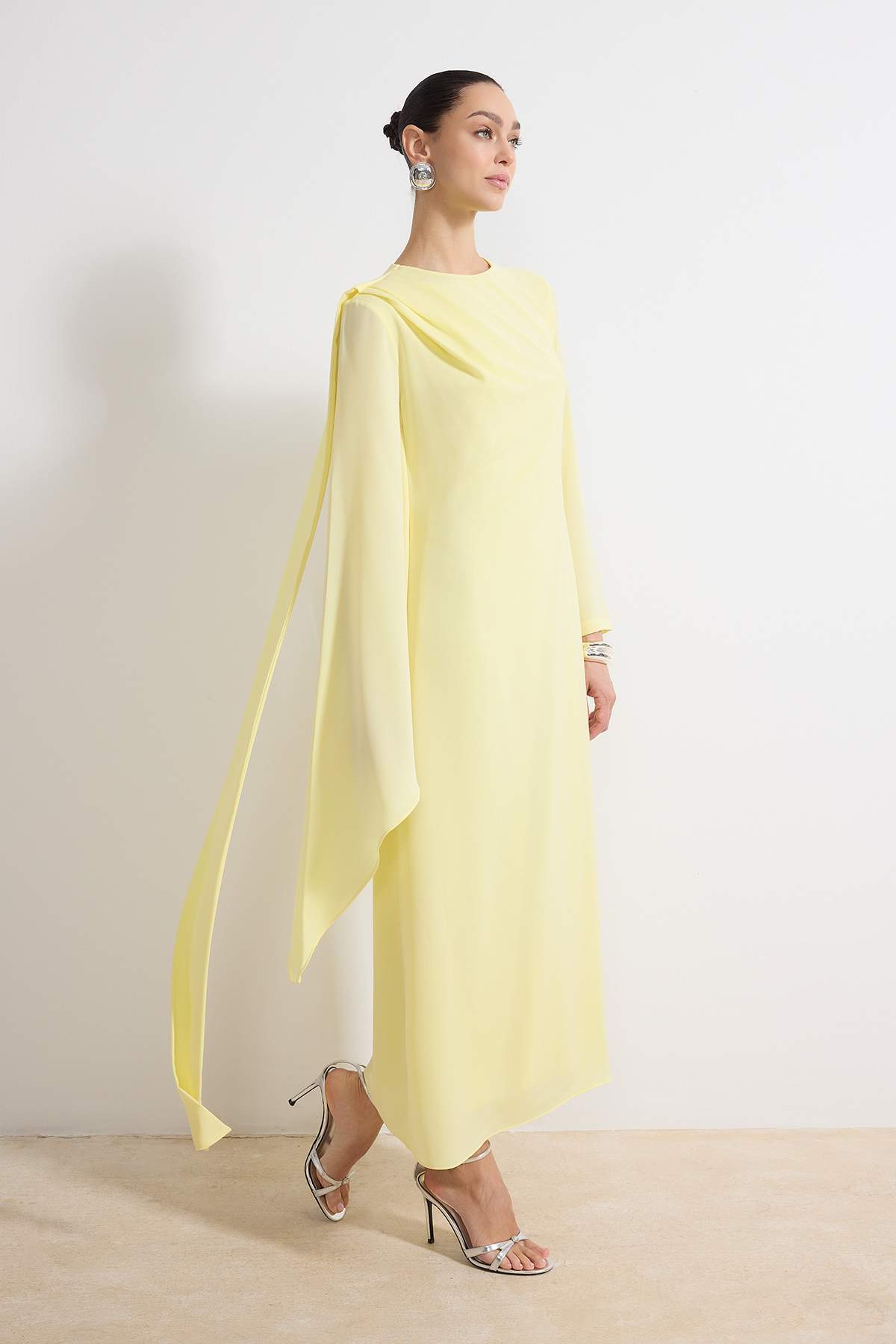 Trendyol Modest Gelbes Abendkleid mit Schal-Detail TCTSS24DB00036