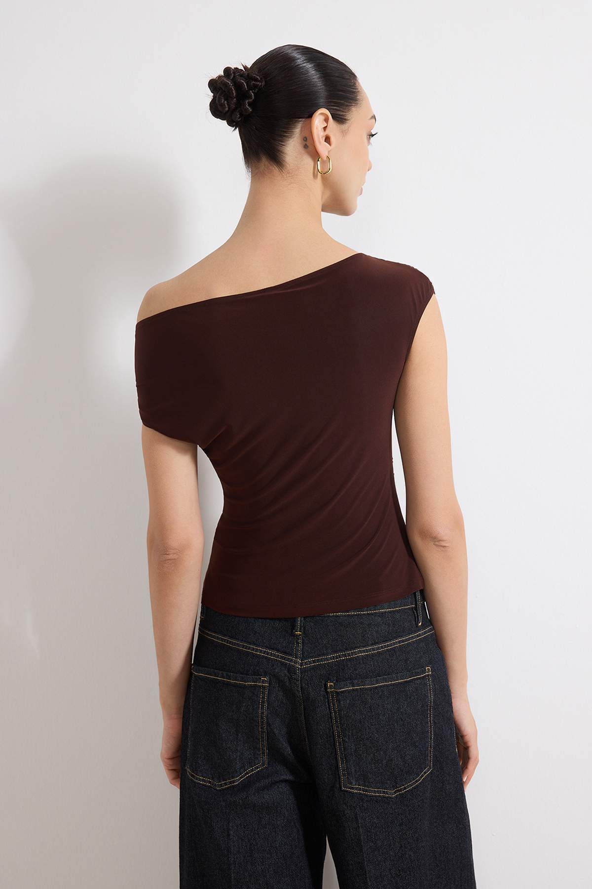 Trendyolmilla  Kahverengi Fitted/Vücuda Oturan Asimetrik Yaka Aksesuar Detaylı Esnek Örme Bluz TWOSS26BZ00102 - Görsel 4