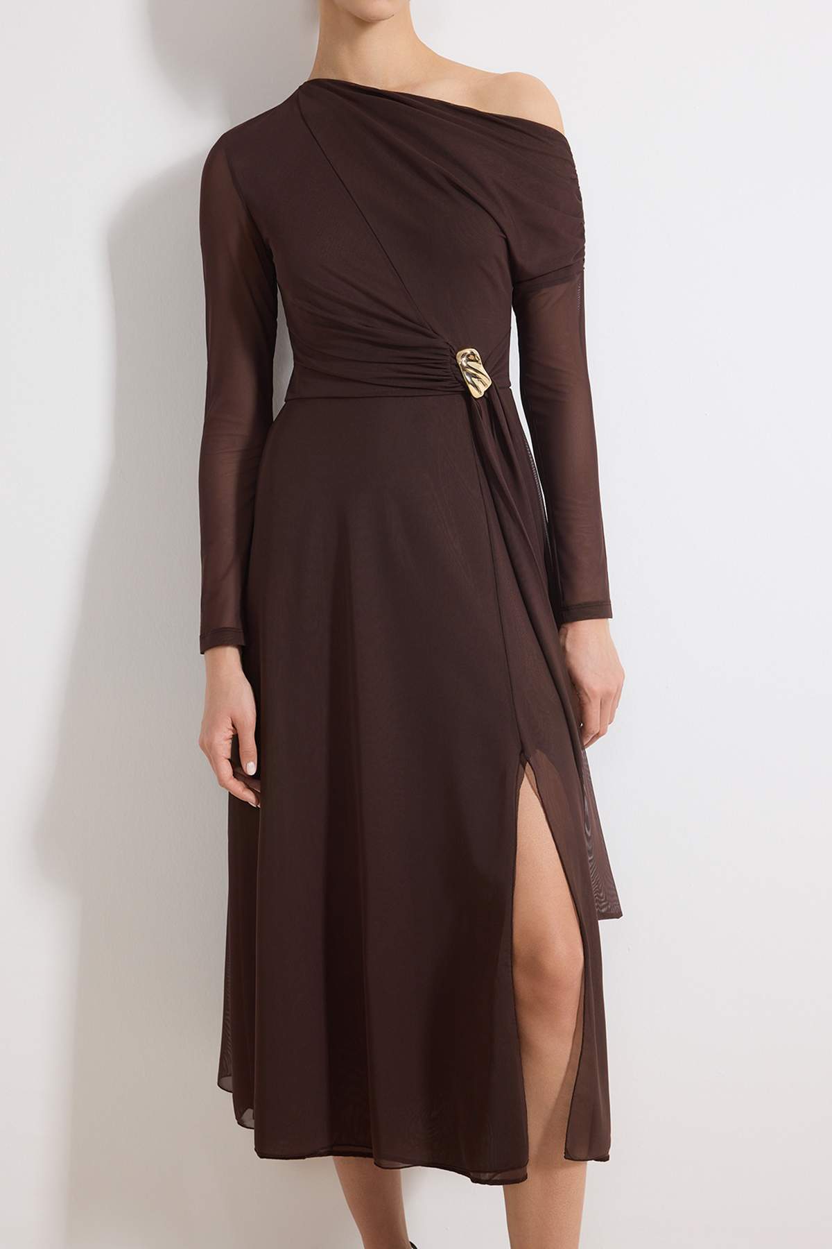 Trendyolmilla  Kahverengi Aksesuar Detaylı Astarlı Tül Asimetrik Yaka Yırtmaçlı Maxi Örme Elbise TWOAW26EL00320 - Görsel 3