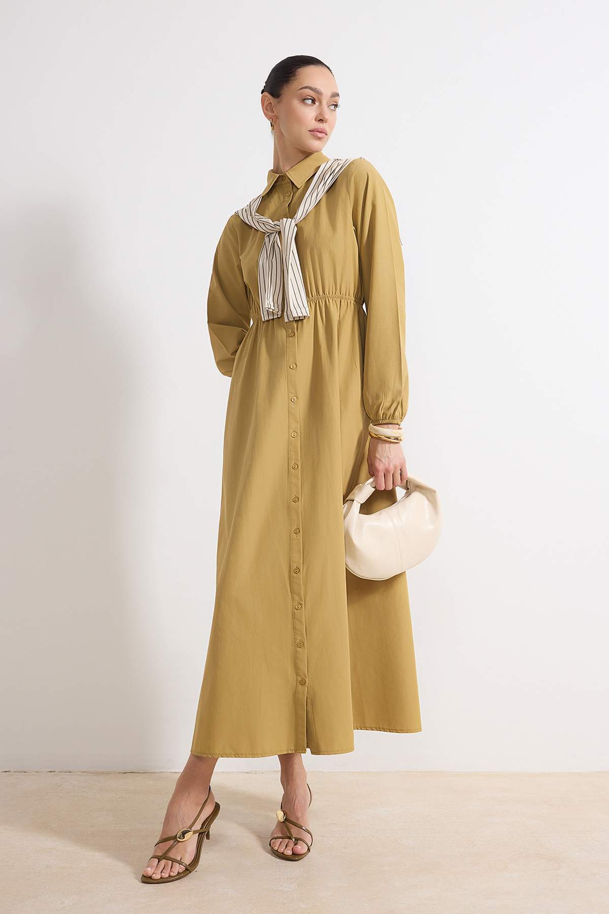 Trendyol Modest Lehké khaki pruhované tkané košilové šaty s detailem šátku př...