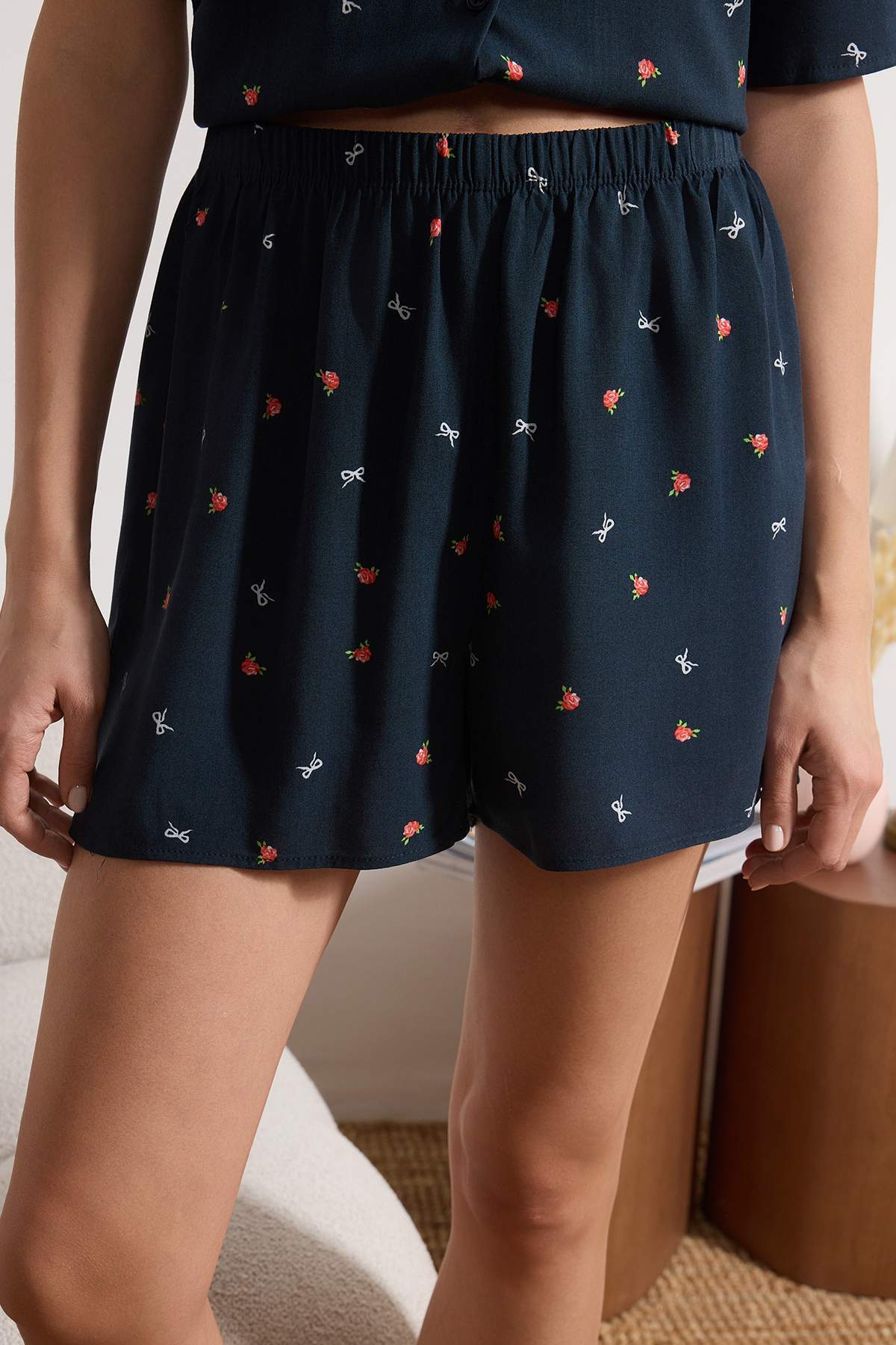 Trendyolmilla  Lacivert Çiçek ve Kurdele/Fiyonk Desenli Viskon Dokuma Pijama Takımı THMSS26PT00041 - Görsel 5