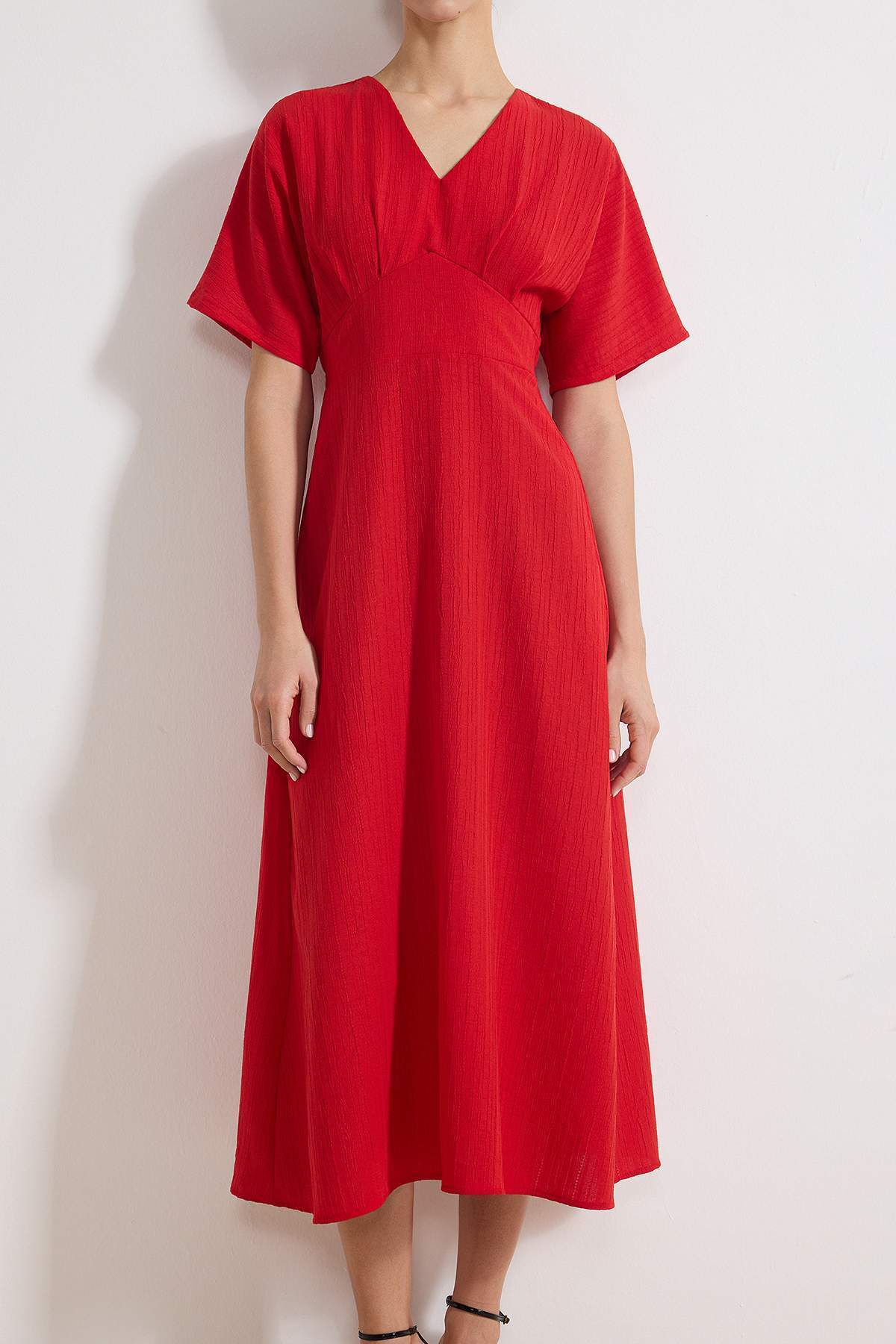 Trendyolmilla  Kırmızı A Kesim Korsaj Detaylı V Yaka Maxi Dokuma Elbise TWOSS24EL00620 - Görsel 3