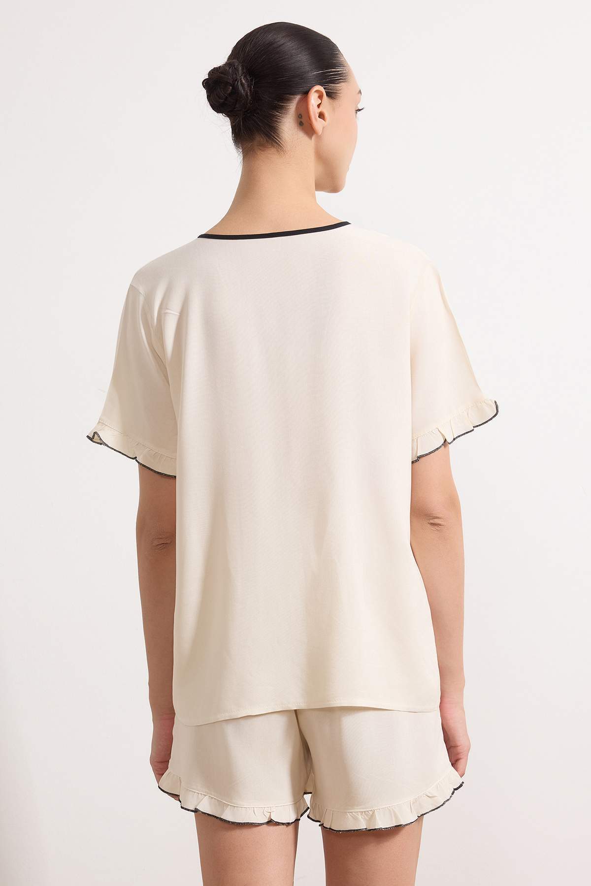 Trendyolmilla  Ekru Fırfır, Kurdele/Fiyonk ve Biye Detaylı Viskon Dokuma Pijama Takımı THMSS26PT00035 - Görsel 4