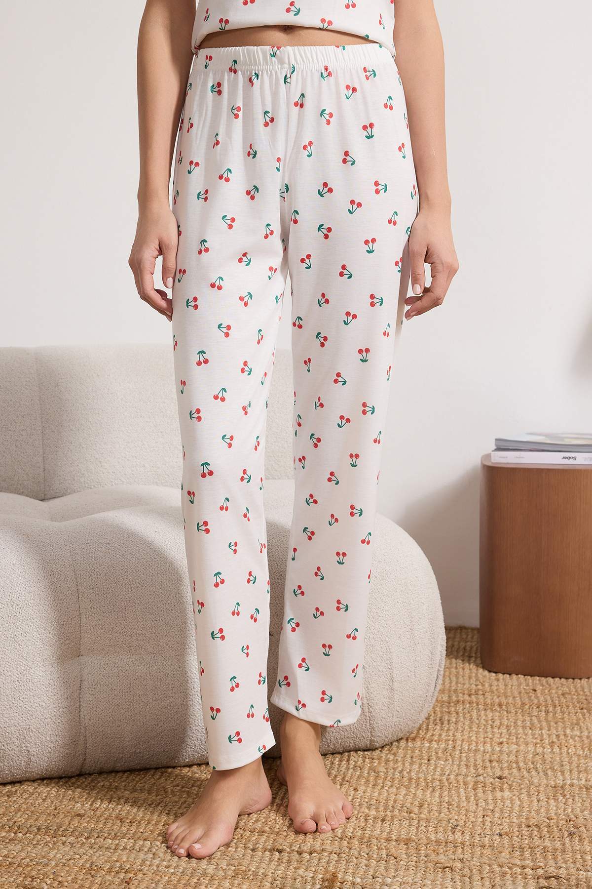 Trendyolmilla  Beyaz-Çok Renkli Kiraz ve Ekoseli İç İçe Görünümlü Örme Pijama Takımı THMSS26PT00079 - Görsel 5