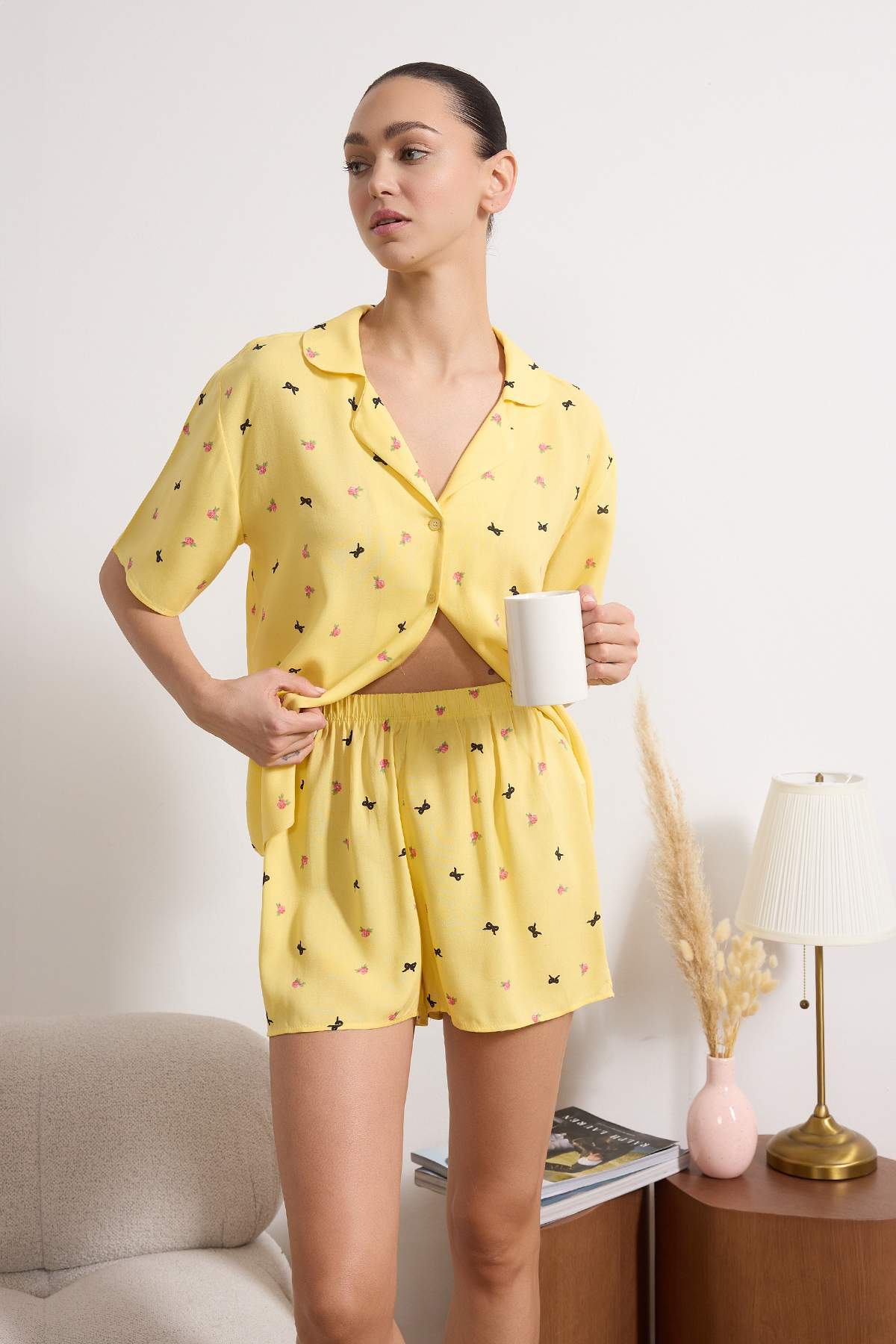 Trendyolmilla  Sarı Çiçek ve Kurdele/Fiyonk Desenli Viskon Dokuma Pijama Takımı THMSS26PT00041