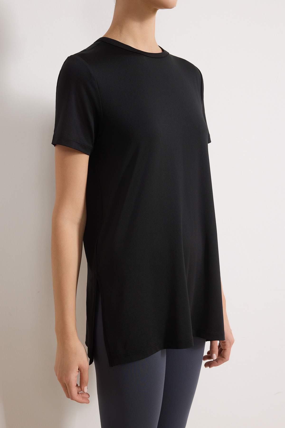 Trendyolmilla  Siyah Micro Kumaş Yırtmaç Detaylı Örme Spor T-Shirt THMSS26TS00002 - Görsel 3