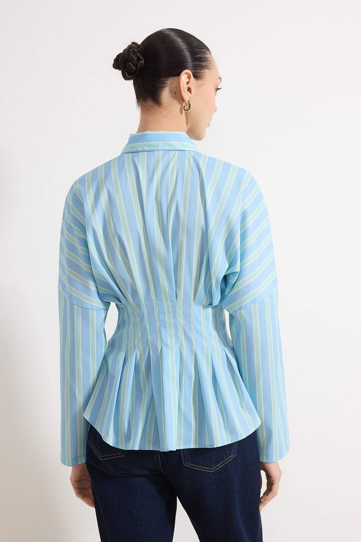 Trendyolmilla  Mavi-Çok Renkli Çizgili Lycralı Bele Oturan Gömlek TWOAW26GO00113 - Görsel 4