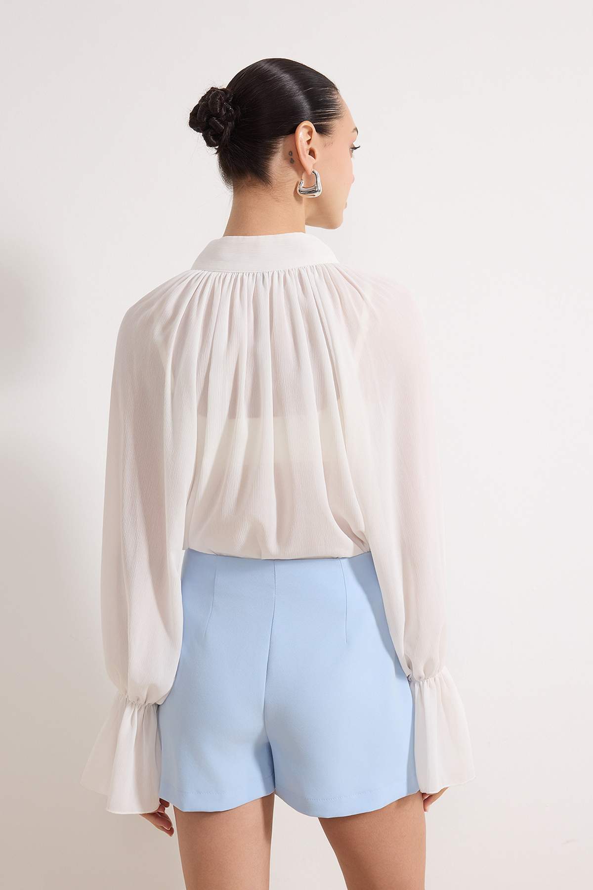 Trendyolmilla  Açık Mavi Mini Zincir Kemer Detaylı Şort & Bermuda TWOSS26SR00017 - Görsel 4