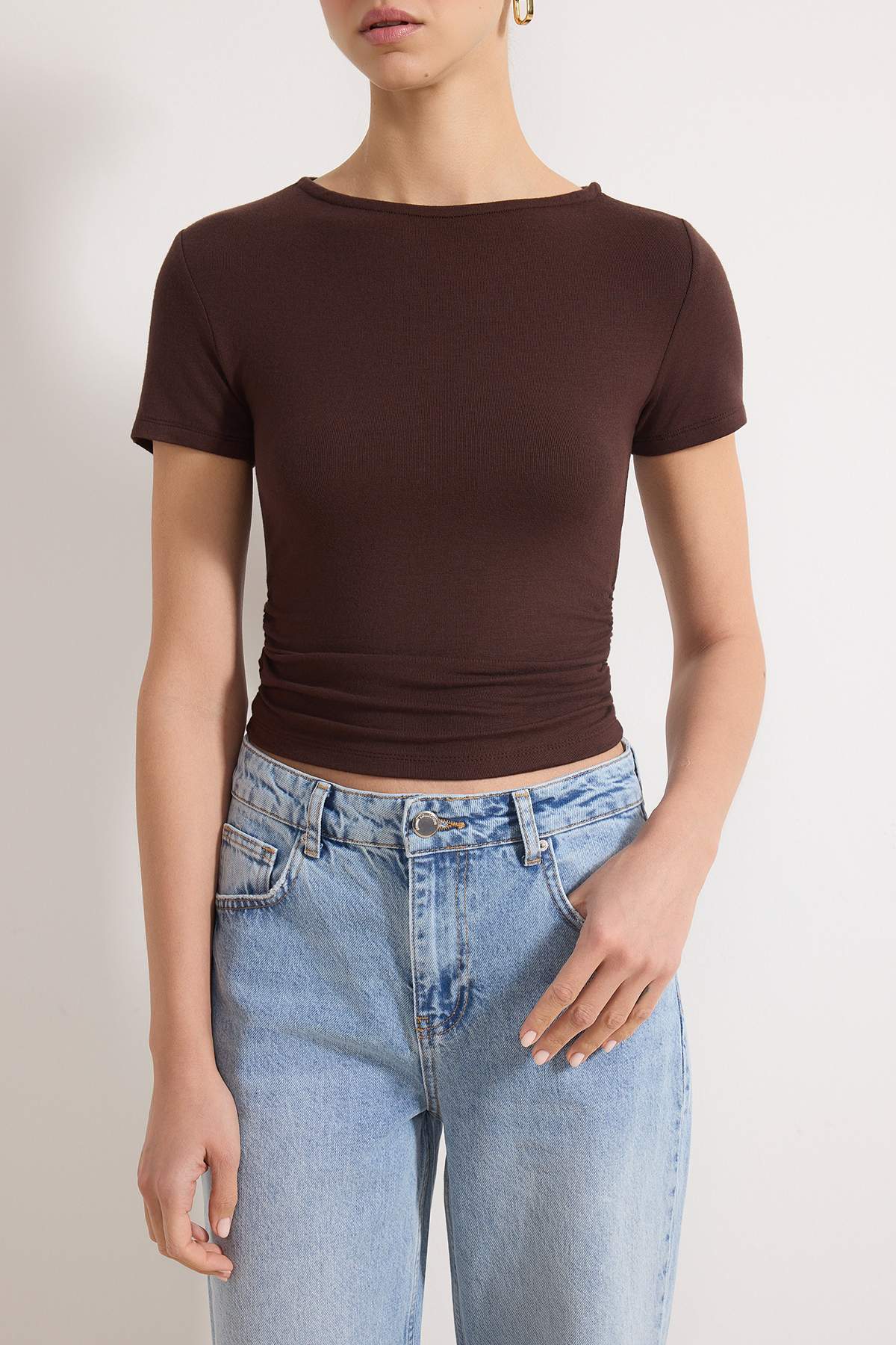 Trendyolmilla  Kahverengi Büzgü/Drape Detaylı Fitted Örme Bluz TWOSS25BZ00505 - Görsel 3