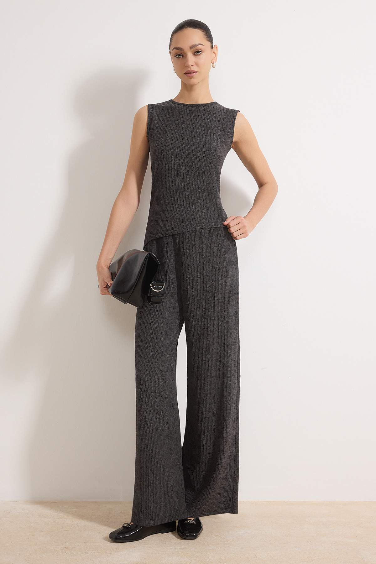 Trendyolmilla  Antrasit Fitted/Vücuda Oturan Asimetrik Geniş Paça Dokulu Örme Alt-Üst Takım TWOSS26AU00004 - Görsel 3