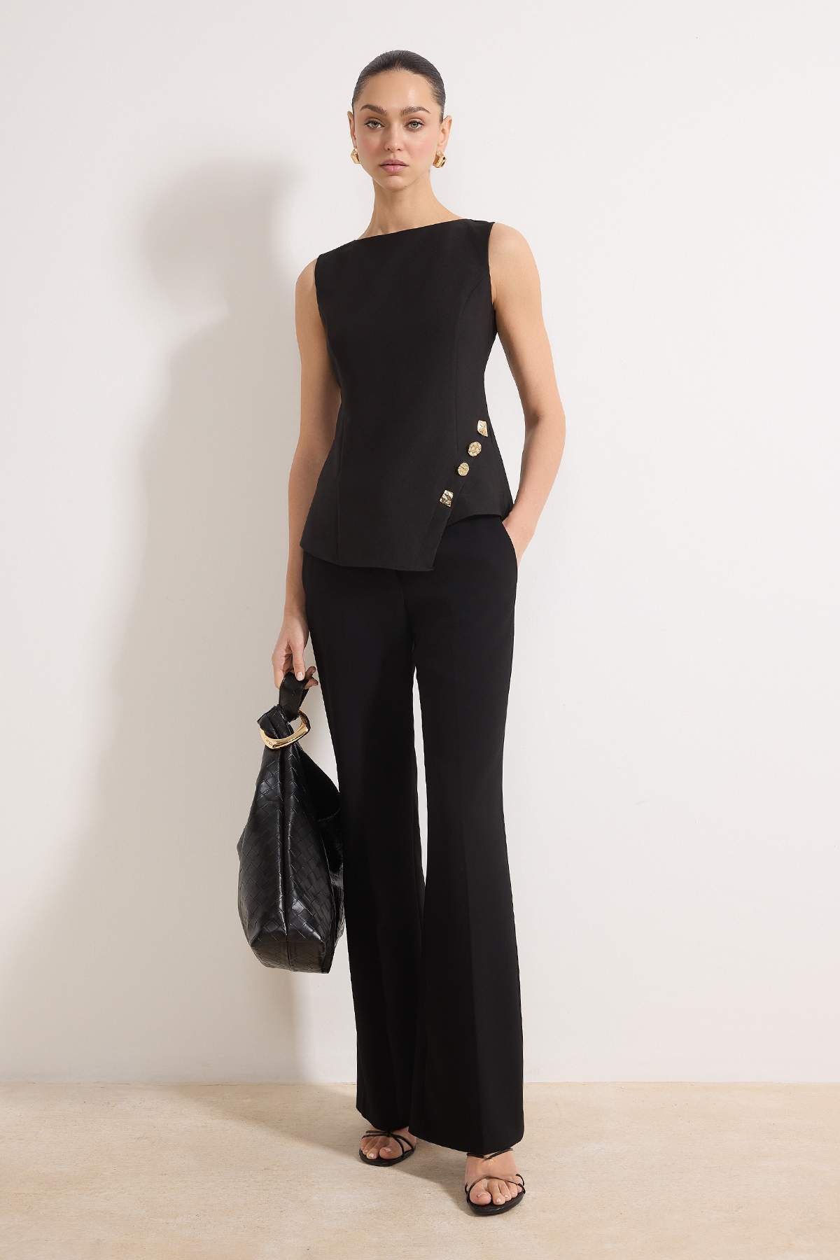 Trendyol Collection Asymmetrische, stilvolle Webbluse mit schwarzem Accessoir...