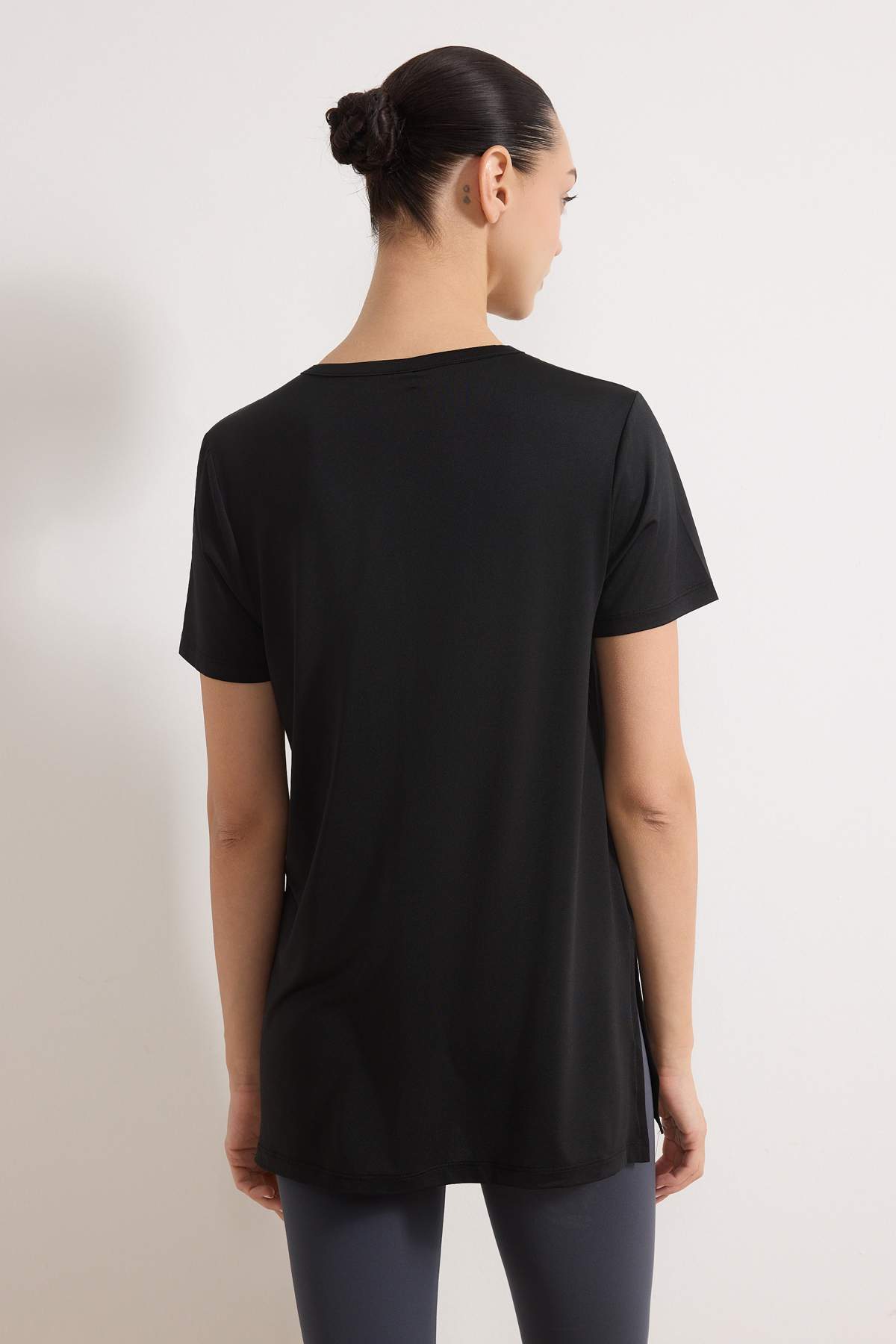 Trendyolmilla  Siyah Micro Kumaş Yırtmaç Detaylı Örme Spor T-Shirt THMSS26TS00002 - Görsel 4