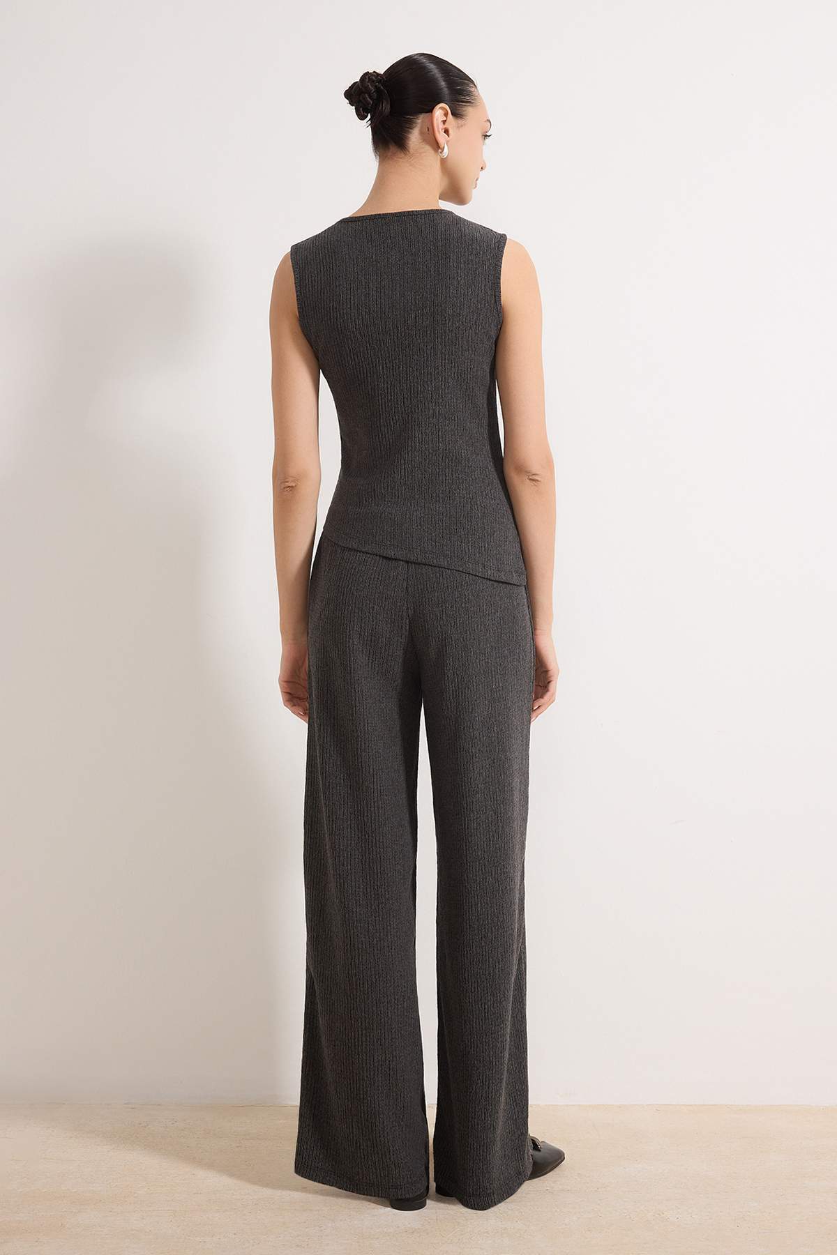 Trendyolmilla  Antrasit Fitted/Vücuda Oturan Asimetrik Geniş Paça Dokulu Örme Alt-Üst Takım TWOSS26AU00004 - Görsel 5