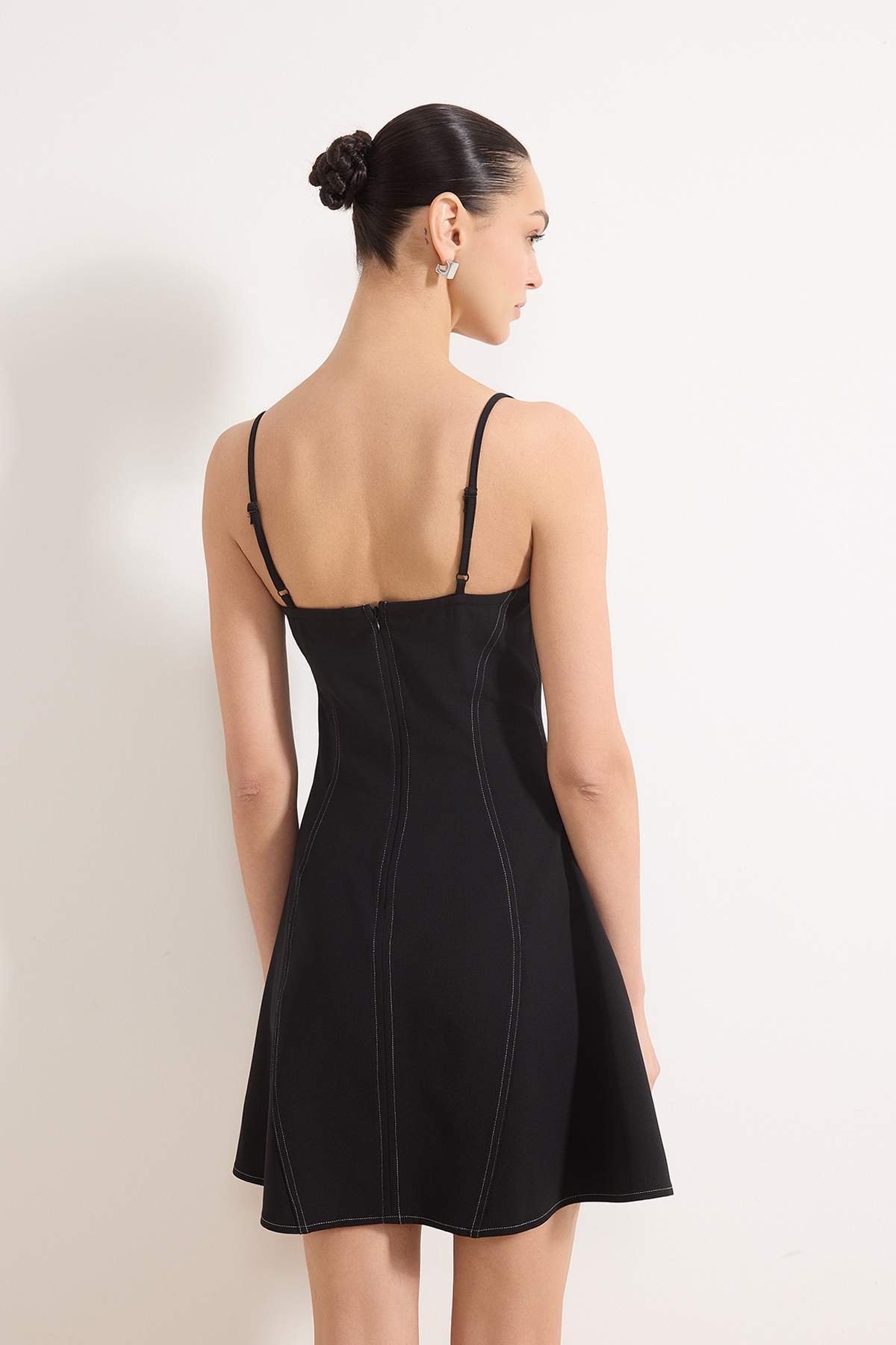 Trendyolmilla  Siyah Mini Kontrast Dikiş Detaylı Esnek Dokuma Elbise TWOSS26EL00137 - Görsel 5