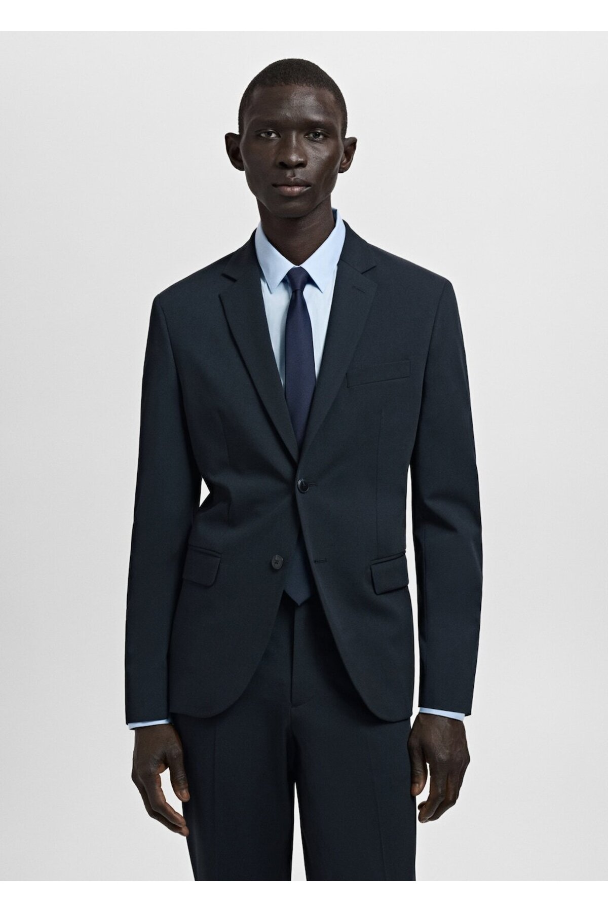 مانگو ژاکت بلیزر فوق العاده باریک و خوش فرم، ساخته شده از پارچه کشی.