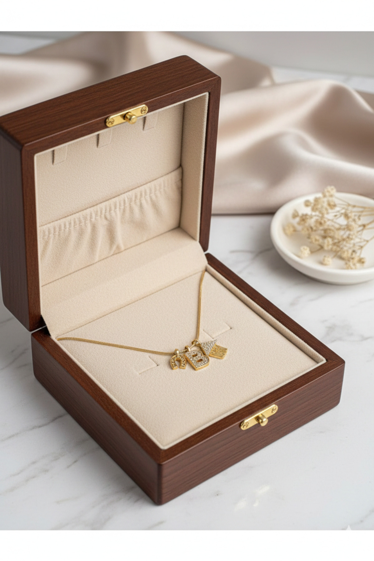 Ev Figürlü Harf ve Nal Charm Çelik Zincirli Gold Kadın Kolye (45 cm) – Sevgililer Günü Özel