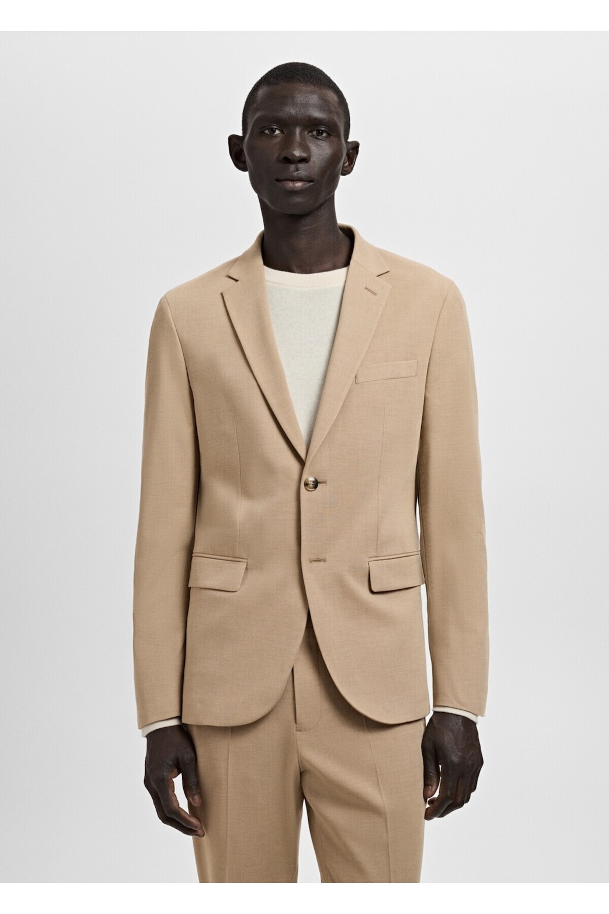 مانگو ژاکت بلیزر فوق العاده باریک و خوش فرم، ساخته شده از پارچه کشی.