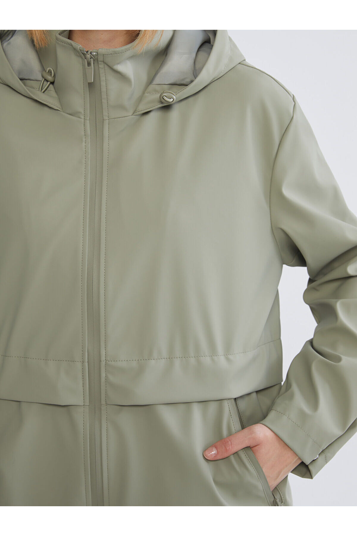 LC Waikiki Haki Kapüşonlu Oversize Kadın Yağmurluk (S6) görsel 3