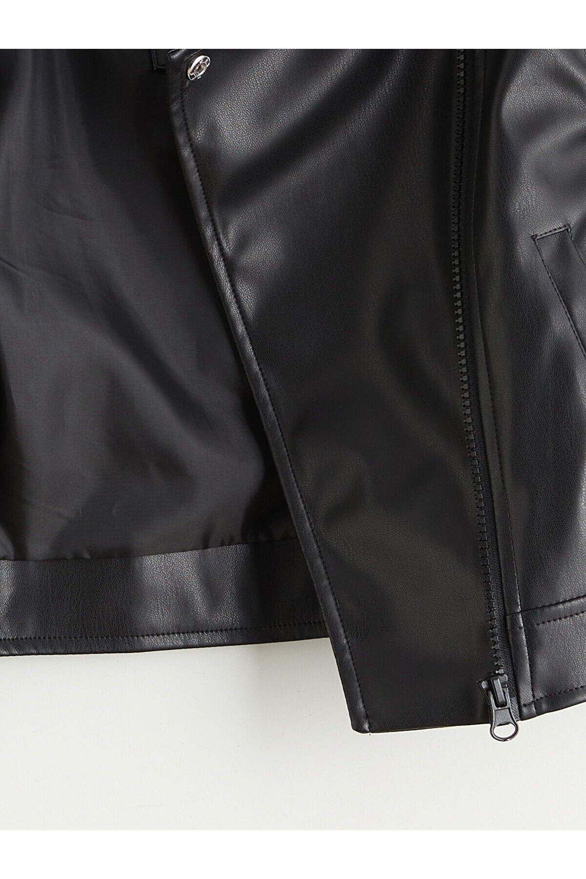 LC Waikiki Nevaa Collection Siyah Deri Görünümlü Kız Çocuk Mont fotoğrafı 2 (önizleme)