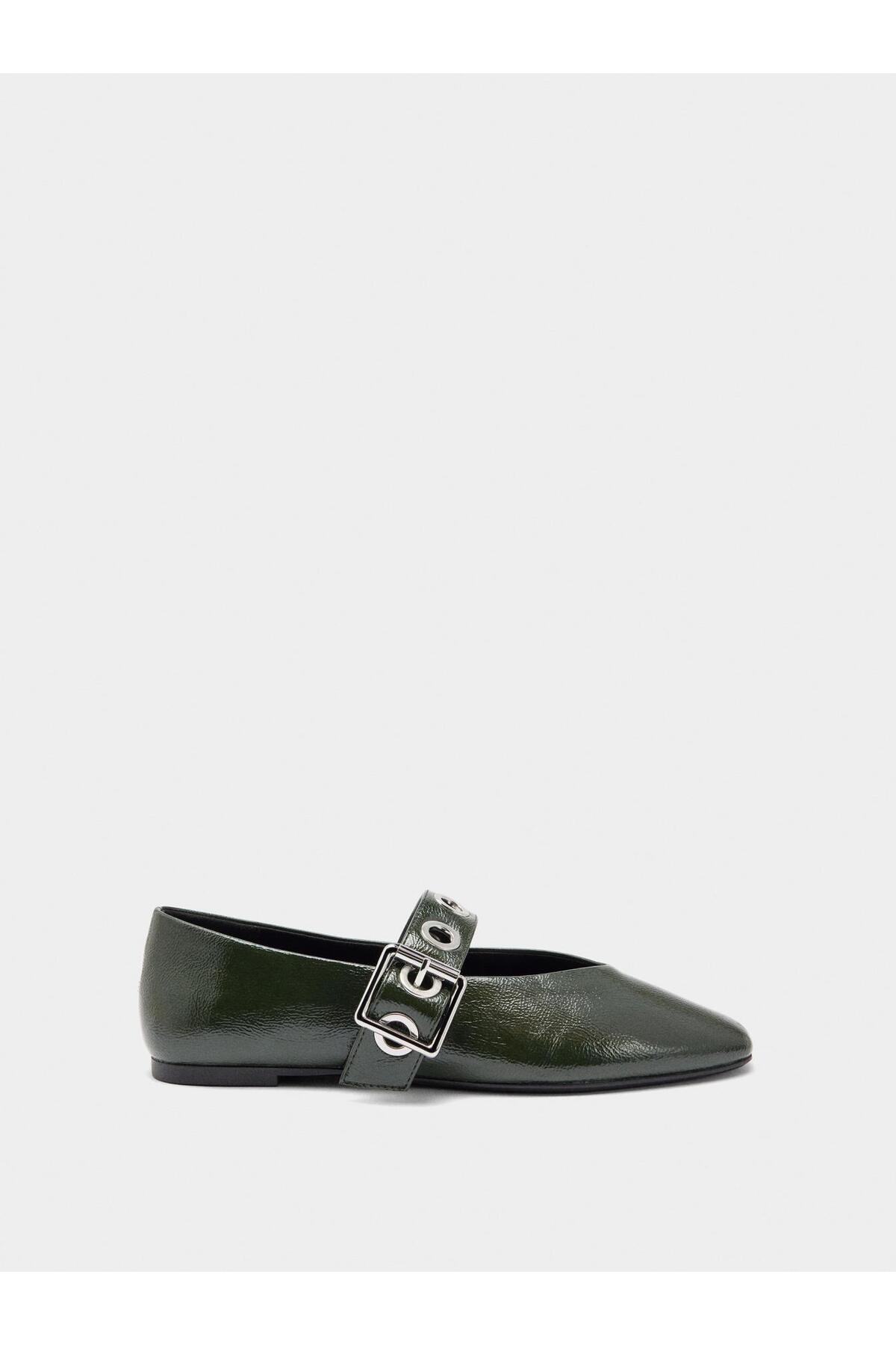 Staple Detailed Flat Shoes