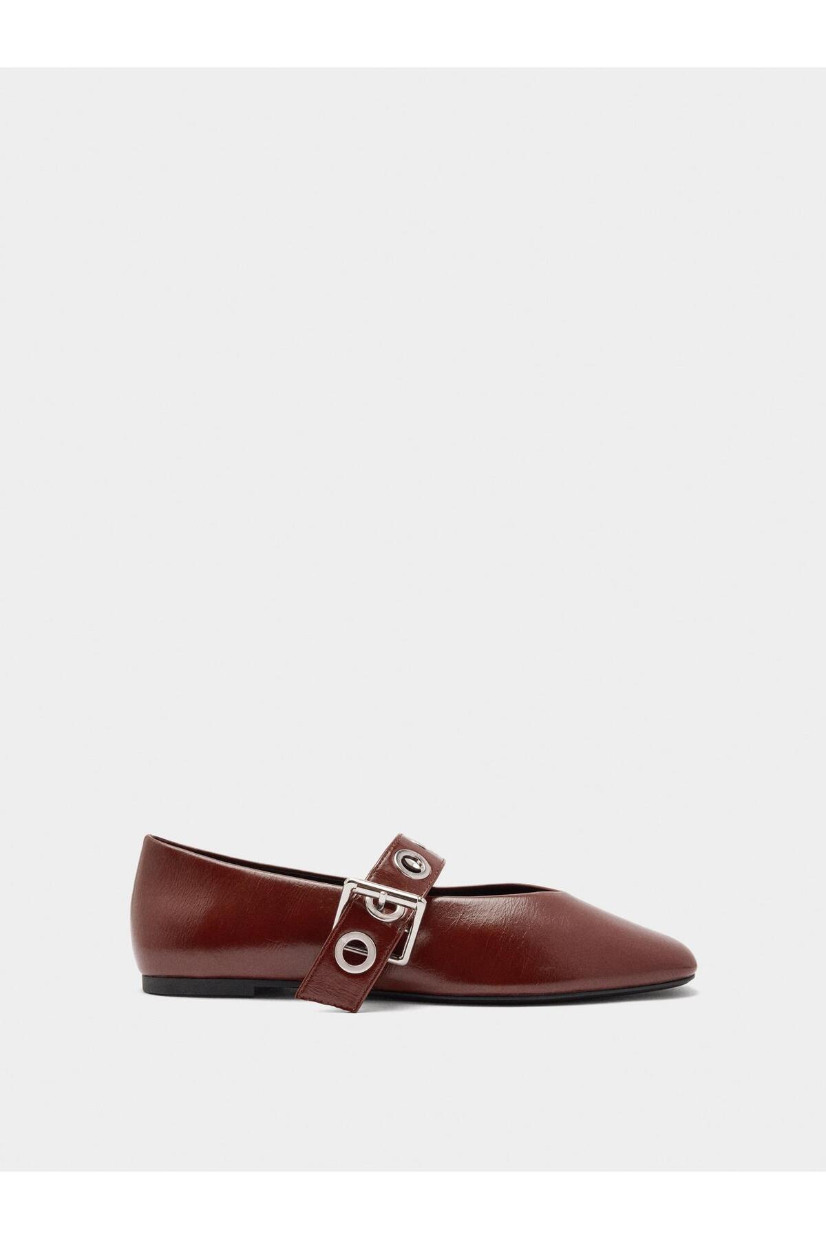 Staple Detailed Flat Shoes