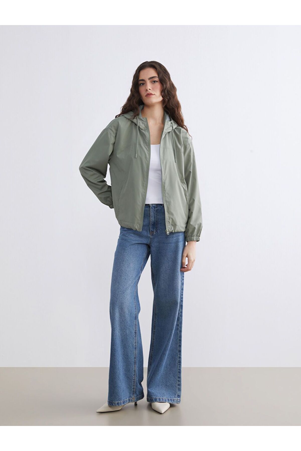 LC Waikiki  Kapüşonlu Oversize Kadın Yağmurluk - Görsel 2