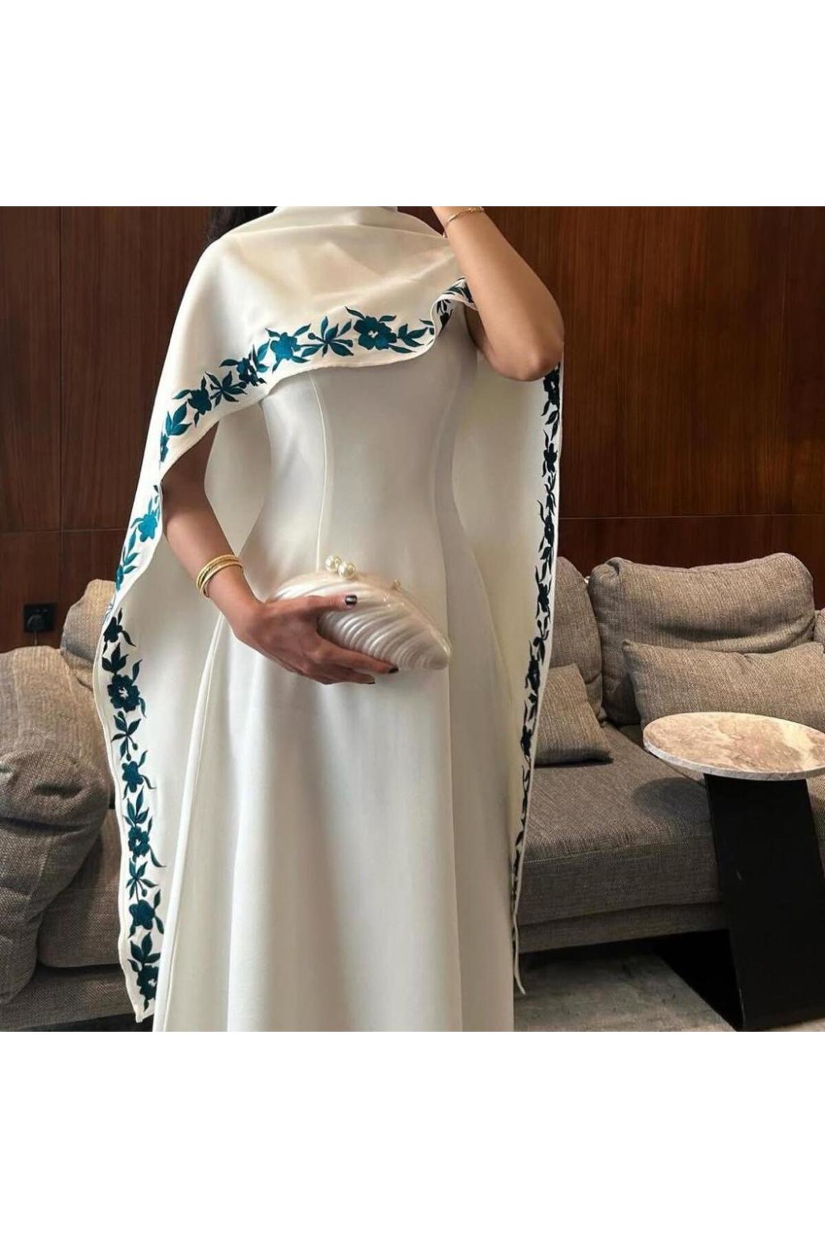 جلابية رمضانيه بيضاء فاخرة بكيب مطرز بالزهور، تجمع الأناقة والملوكية العصرية