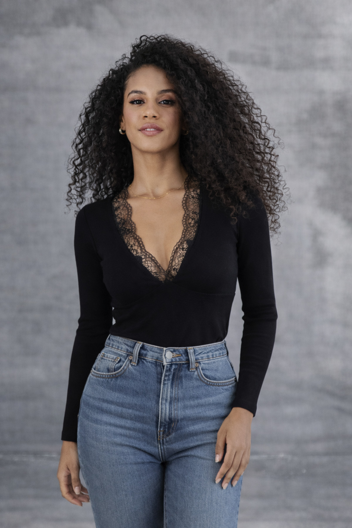 ESPOİRPLUS Μπλούζα από 95% βαμβάκι με μαύρη δαντέλα με λαιμόκοψη σε σχήμα V