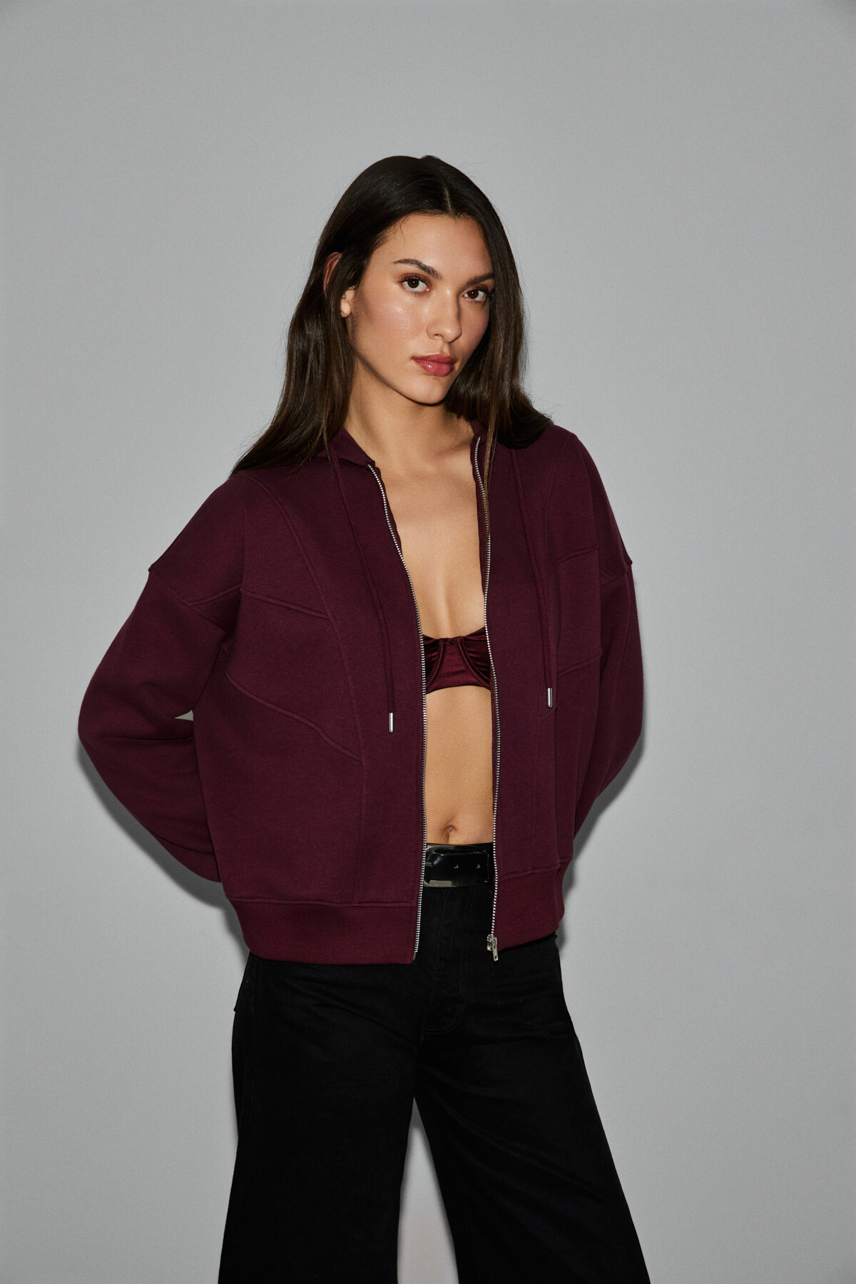 GRIMELANGE  VYSELLE Kadın Önü Kesikli Metal Fermuarlı Kapüşonlu Etiket Detaylı Oversize Bordo Sweatshirt - Görsel 3